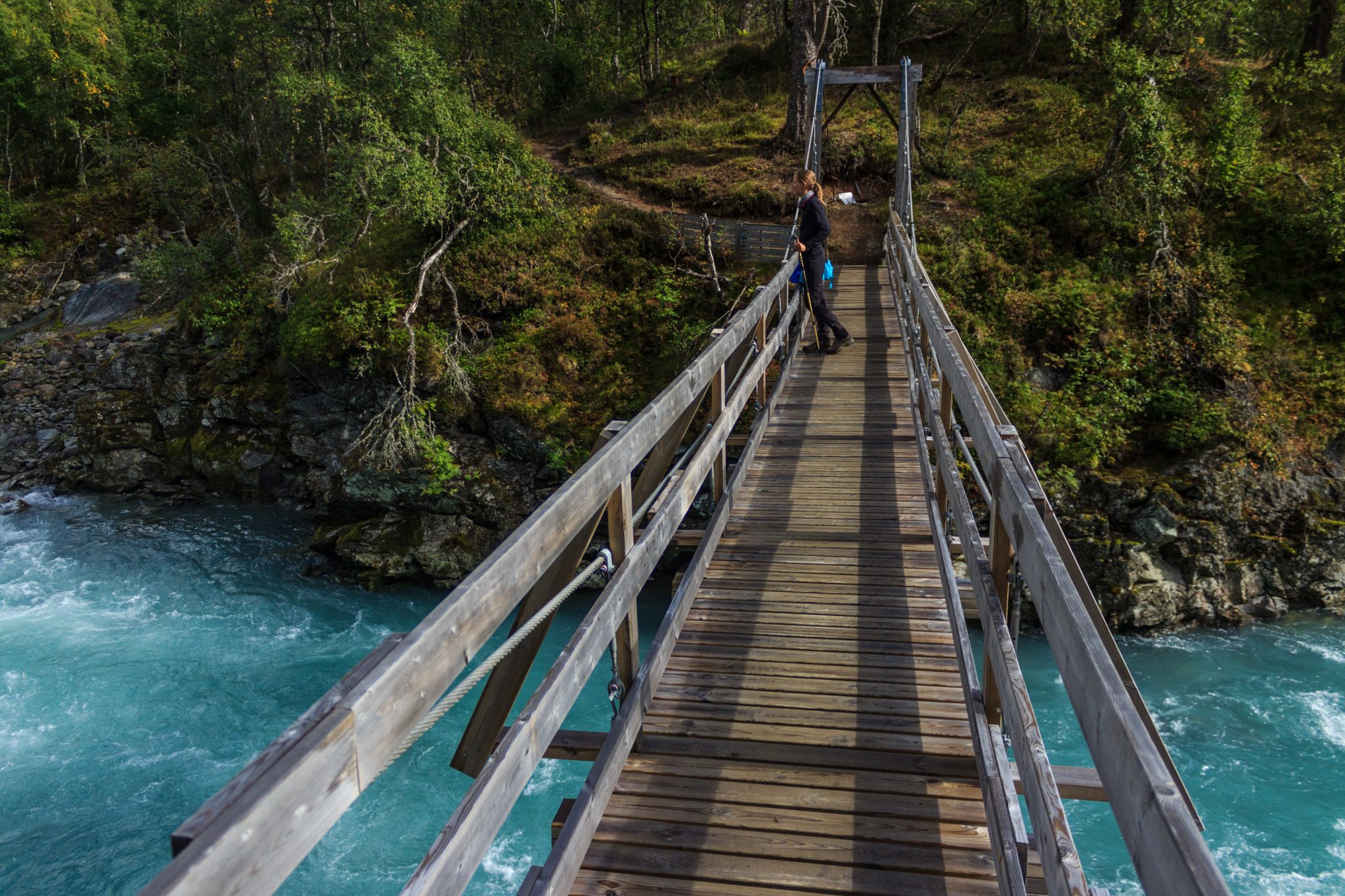 Traumhafte Talwanderung bei der Sognefjellet Road im Morkridsdalen beim Ort Skjolden, Rundwanderung Liane Knivabakkli, Wandern in Norwegen, Brücke führt  über türkisblauen Fluss