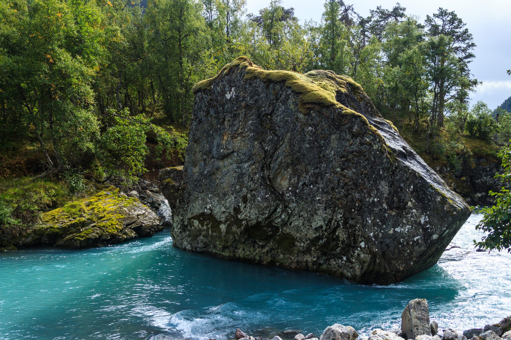 Traumhafte Talwanderung bei der Sognefjellet Road im Morkridsdalen beim Ort Skjolden, Rundwanderung Liane Knivabakkli, Wandern in Norwegen, am türkisblauen Fluss entlang