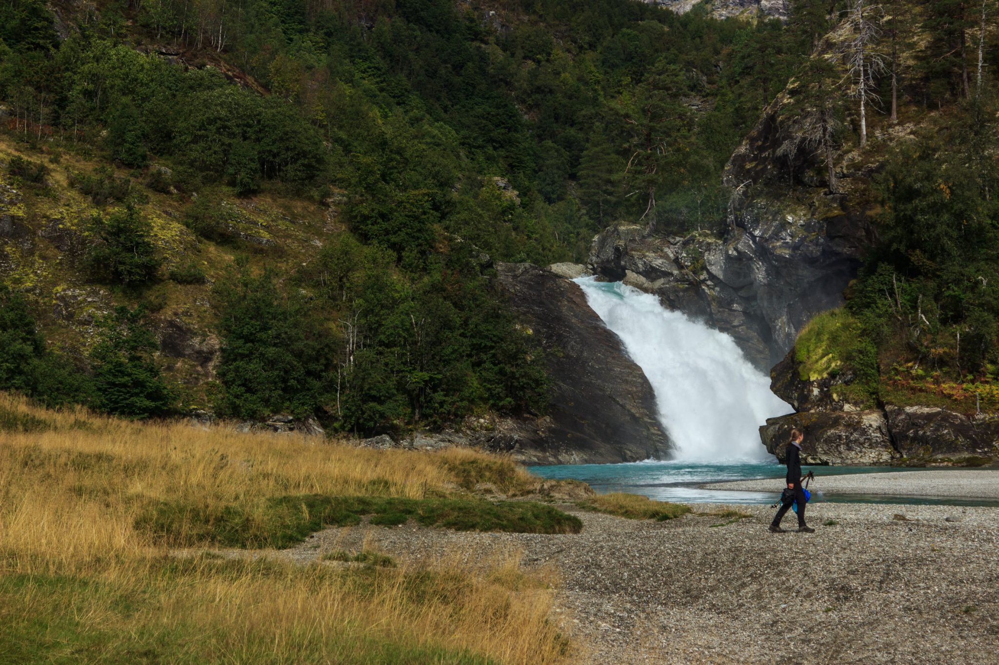 Traumhafte Talwanderung bei der Sognefjellet Road im Morkridsdalen beim Ort Skjolden, Rundwanderung Liane Knivabakkli, Wandern in Norwegen, am türkisblauen Fluss entlang, Wasserfall in der Ferne