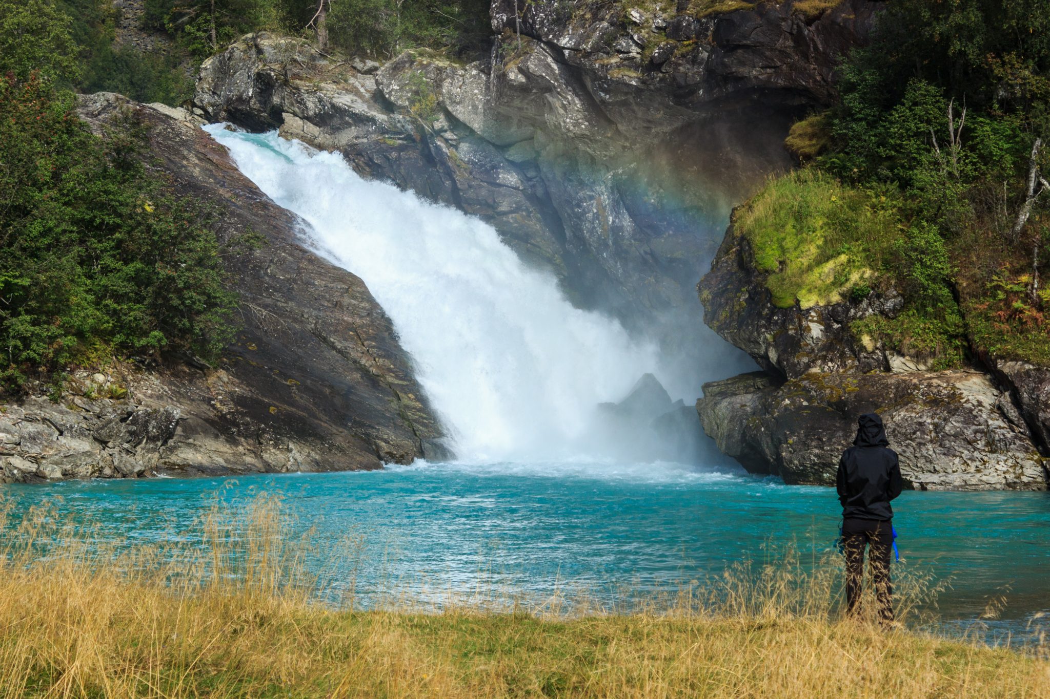 Traumhafte Talwanderung bei der Sognefjellet Road im Morkridsdalen beim Ort Skjolden, Rundwanderung Liane Knivabakkli, Wandern in Norwegen, am türkisblauen Fluss entlang, Wasserfall in der Ferne