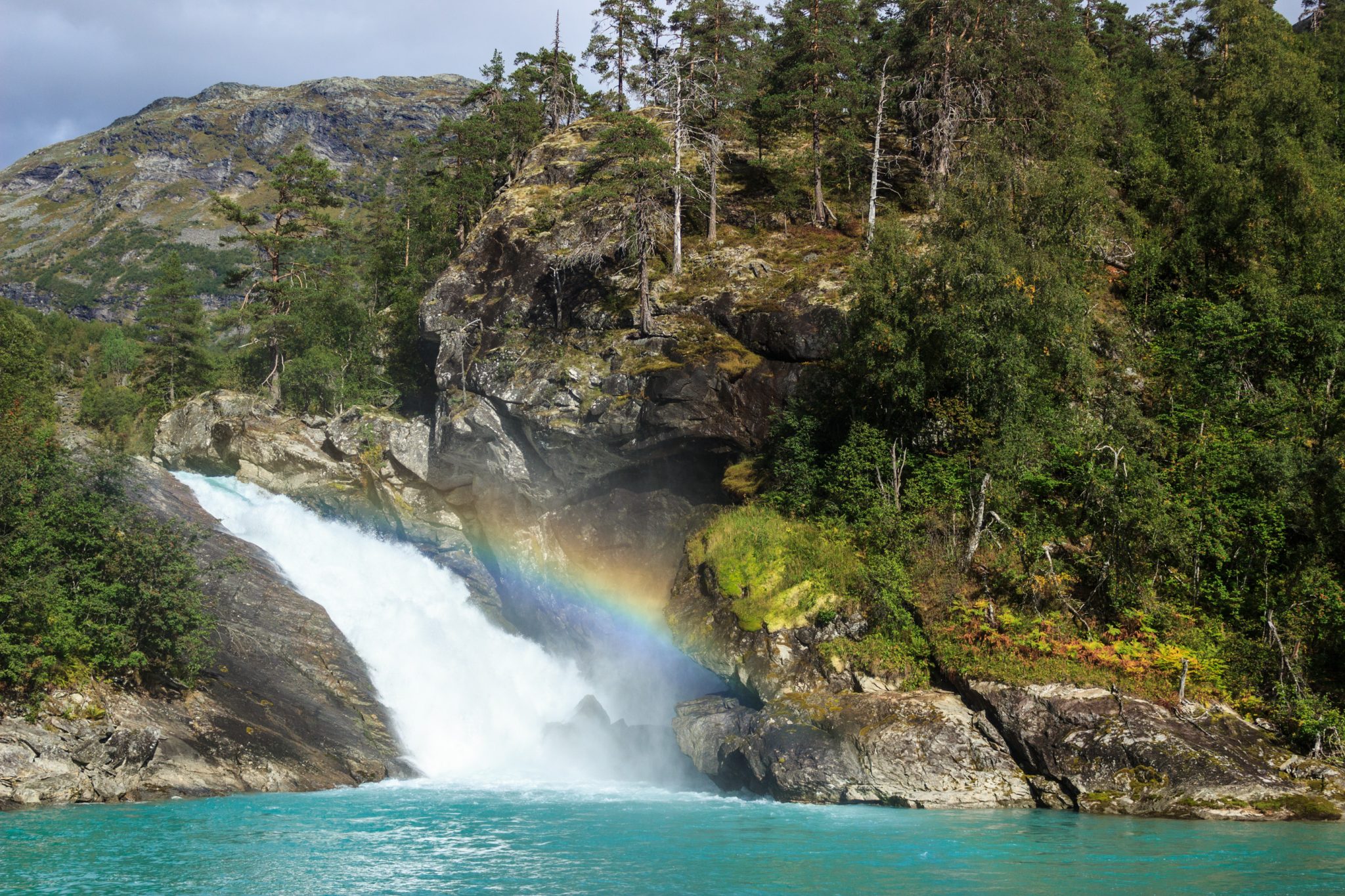 Traumhafte Talwanderung bei der Sognefjellet Road im Morkridsdalen beim Ort Skjolden, Rundwanderung Liane Knivabakkli, Wandern in Norwegen, am türkisblauen Fluss entlang, Wasserfall in der Ferne