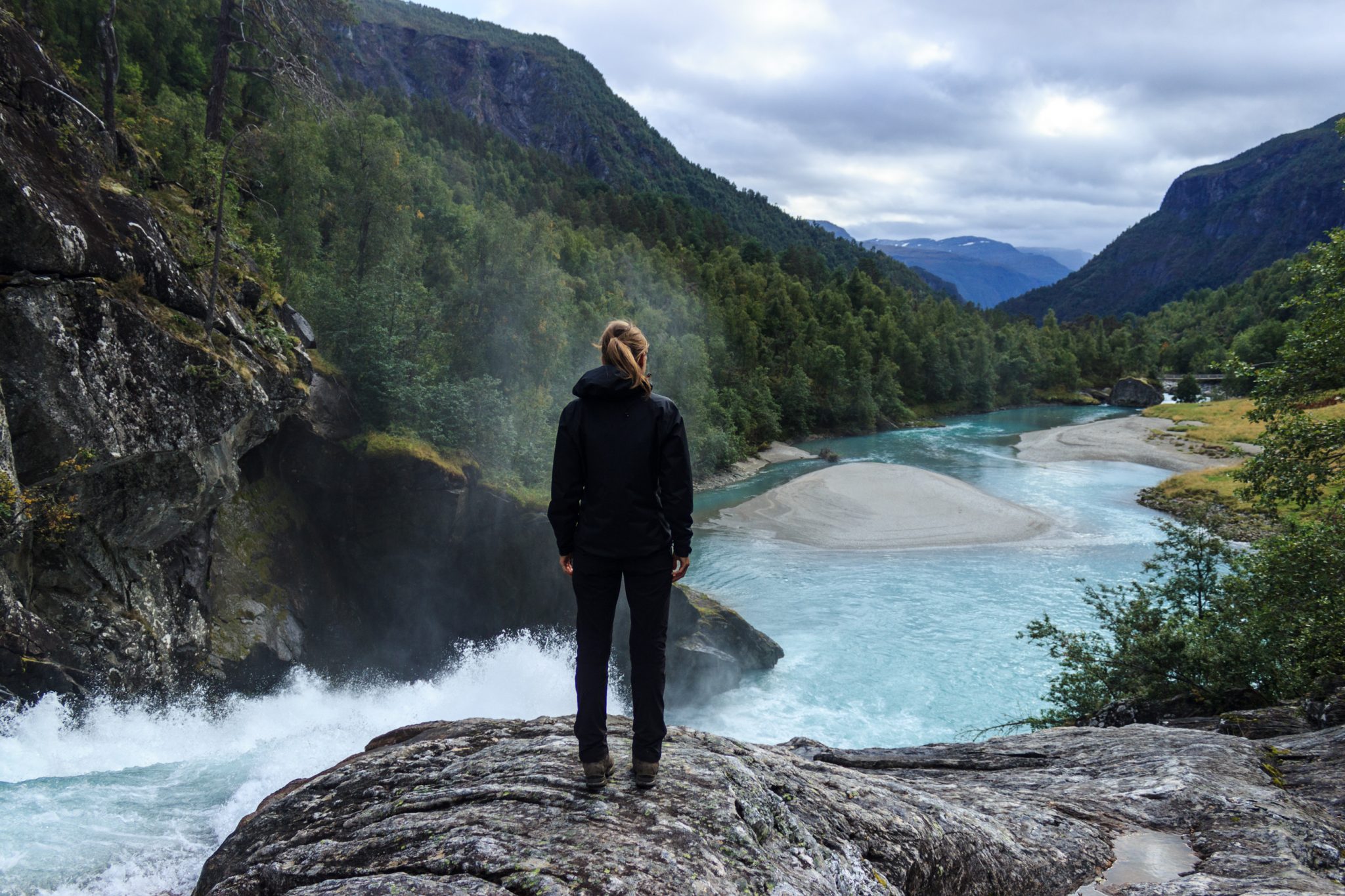 Traumhafte Talwanderung bei der Sognefjellet Road im Morkridsdalen beim Ort Skjolden, Rundwanderung Liane Knivabakkli, Wandern in Norwegen, am türkisblauen Fluss entlang, am Wasserfall, Blick auf die Berge