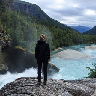 Traumhafte Talwanderung bei der Sognefjellet Road im Morkridsdalen beim Ort Skjolden, Rundwanderung Liane Knivabakkli, Wandern in Norwegen, am türkisblauen Fluss entlang, am Wasserfall, Blick auf die Berge