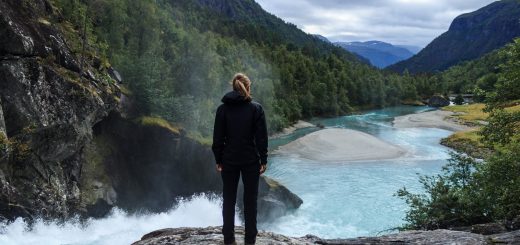 Traumhafte Talwanderung bei der Sognefjellet Road im Morkridsdalen beim Ort Skjolden, Rundwanderung Liane Knivabakkli, Wandern in Norwegen, am türkisblauen Fluss entlang, am Wasserfall, Blick auf die Berge