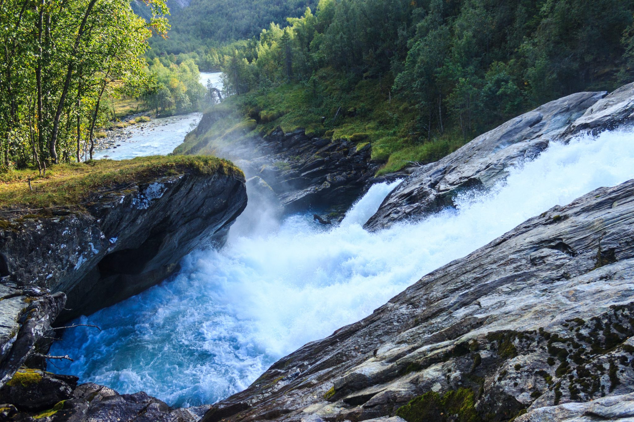 Traumhafte Talwanderung bei der Sognefjellet Road im Morkridsdalen beim Ort Skjolden, Rundwanderung Liane Knivabakkli, Wandern in Norwegen, Blick auf Wasserfall