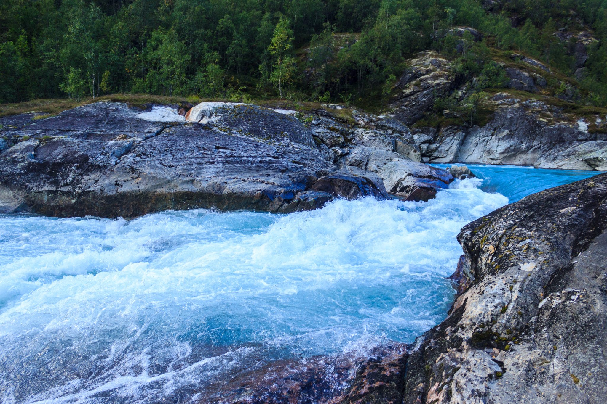 Traumhafte Talwanderung bei der Sognefjellet Road im Morkridsdalen beim Ort Skjolden, Rundwanderung Liane Knivabakkli, Wandern in Norwegen, am türkisblauen Fluss und Wasserfall entlang, umgeben von Wald