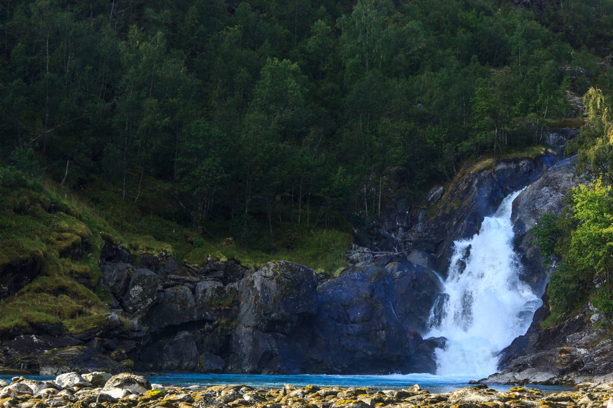 Traumhafte Talwanderung bei der Sognefjellet Road im Morkridsdalen beim Ort Skjolden, Rundwanderung Liane Knivabakkli, Wandern in Norwegen, Blick auf Wasserfall