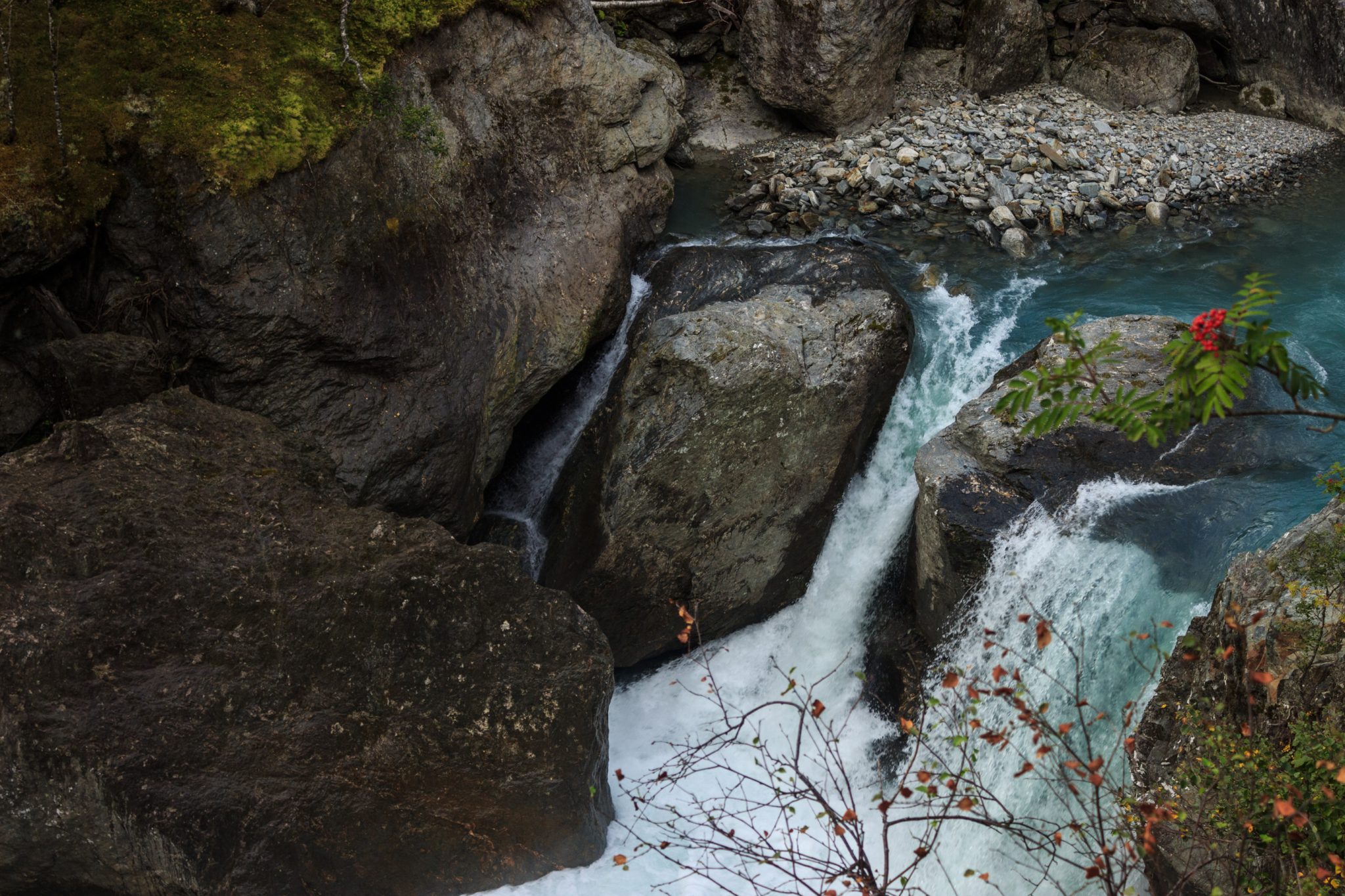 Traumhafte Talwanderung bei der Sognefjellet Road im Morkridsdalen beim Ort Skjolden, Rundwanderung Liane Knivabakkli, Wandern in Norwegen, Blick auf kleinen Wasserfall