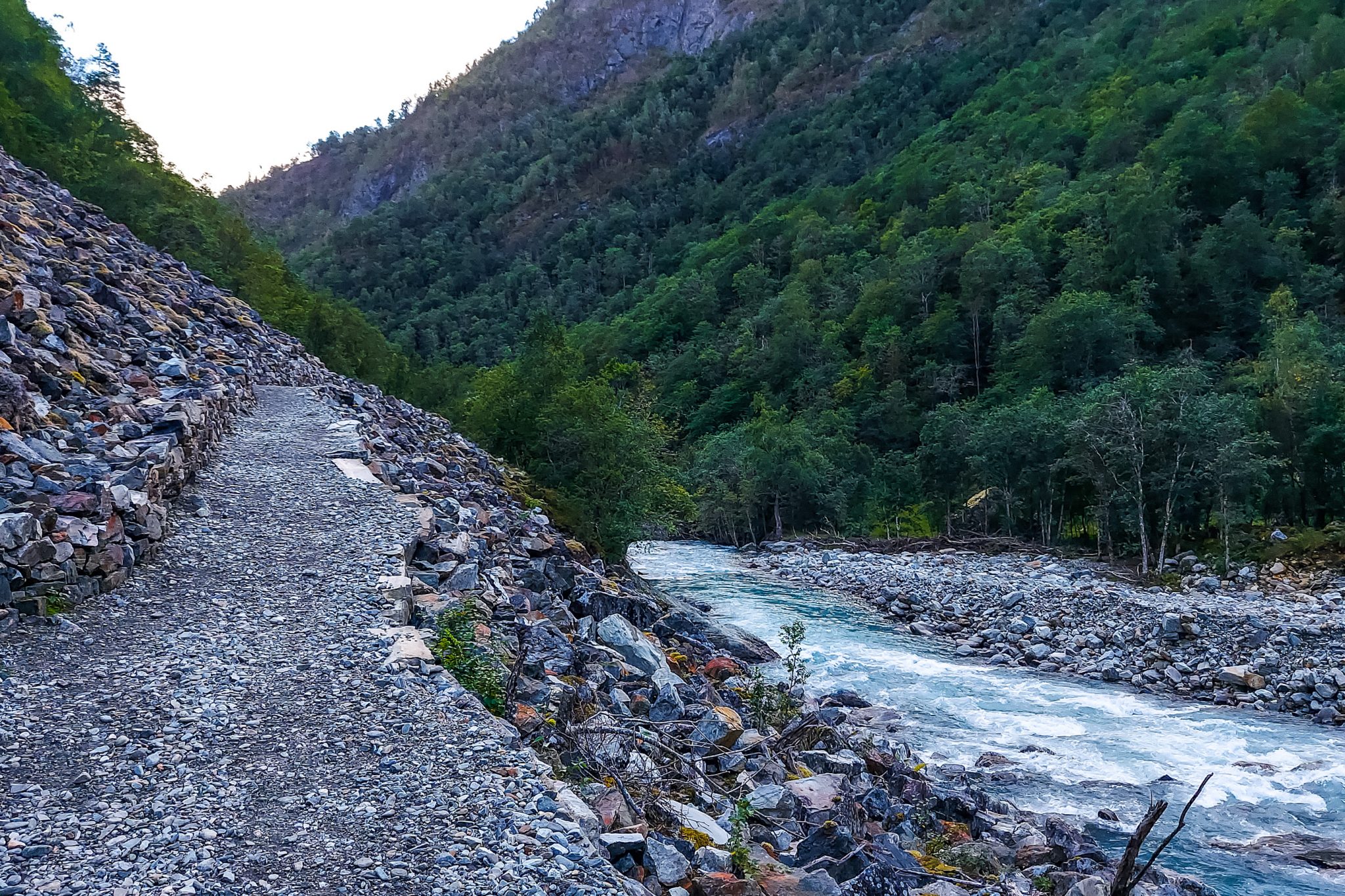 Traumhafte Talwanderung bei der Sognefjellet Road im Morkridsdalen beim Ort Skjolden, Rundwanderung Liane Knivabakkli, Wandern in Norwegen, am türkisblauen Fluss entlang, umgeben von Wald und Bergen