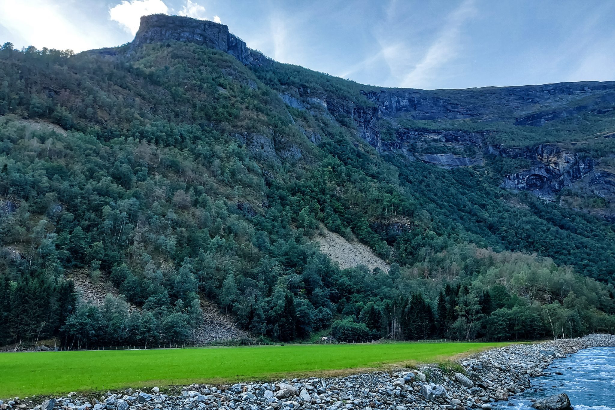 Traumhafte Talwanderung bei der Sognefjellet Road im Morkridsdalen beim Ort Skjolden, Rundwanderung Liane Knivabakkli, Wandern in Norwegen, am türkisblauen Fluss entlang, umgeben von Wald und Bergen