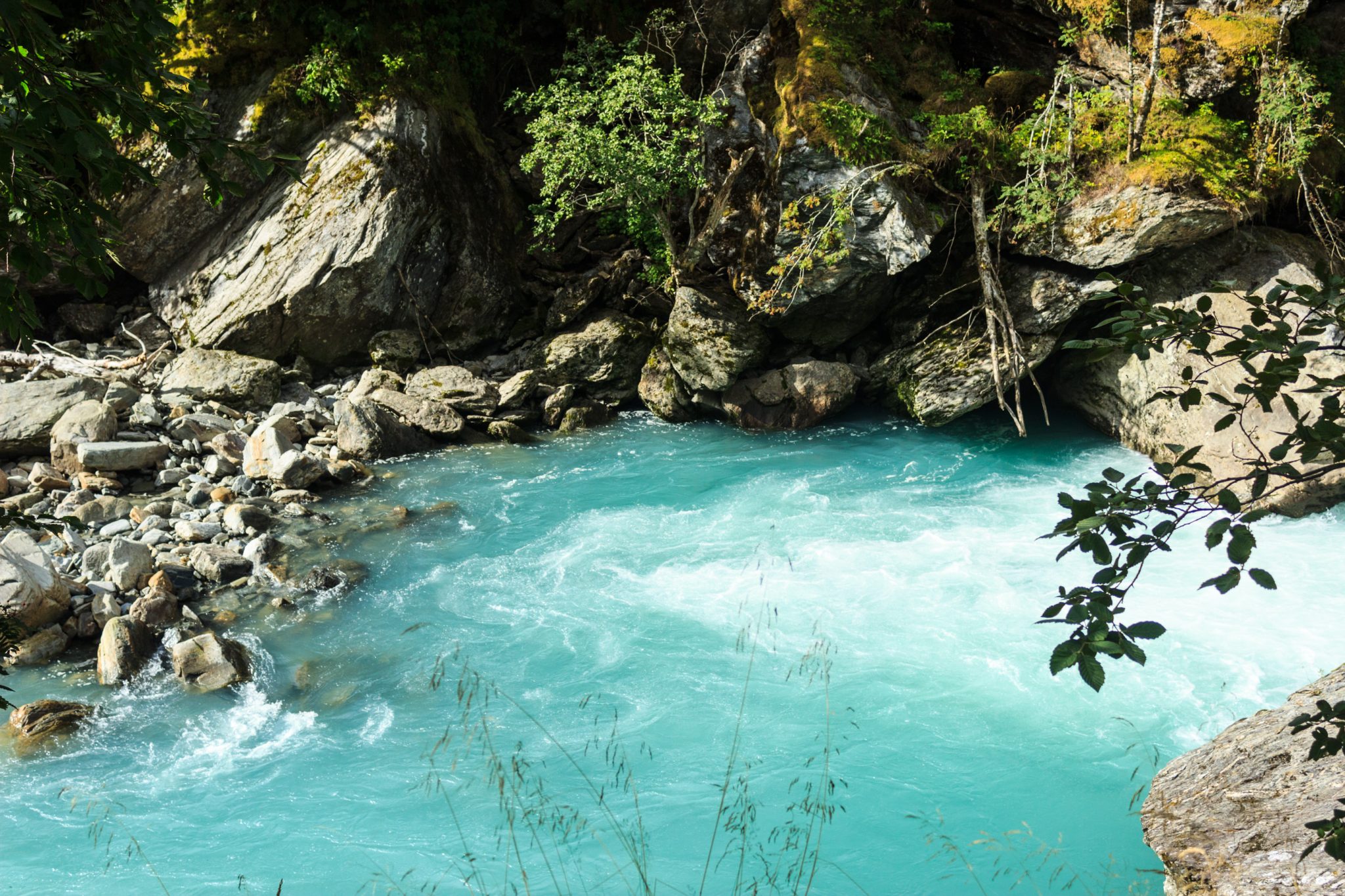 Traumhafte Talwanderung bei der Sognefjellet Road im Morkridsdalen beim Ort Skjolden, Rundwanderung Liane Knivabakkli, Wandern in Norwegen, türkisblaues Wasser