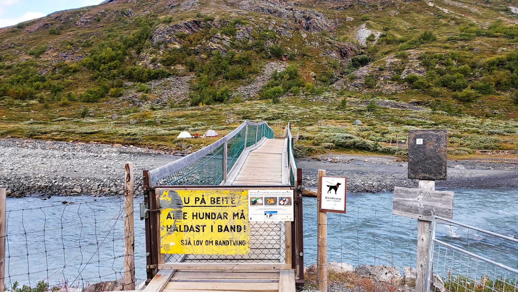 Wanderung auf den höchsten Berg Norwegens - der Galdhøpiggen ab Spiterstulen im Jotunheimen Nationalpark, auch höchster Berg Skandinaviens und Nordeuropas mit 2469 Höhenmetern, Start der Wanderung bei einer Brücke über den Fluss