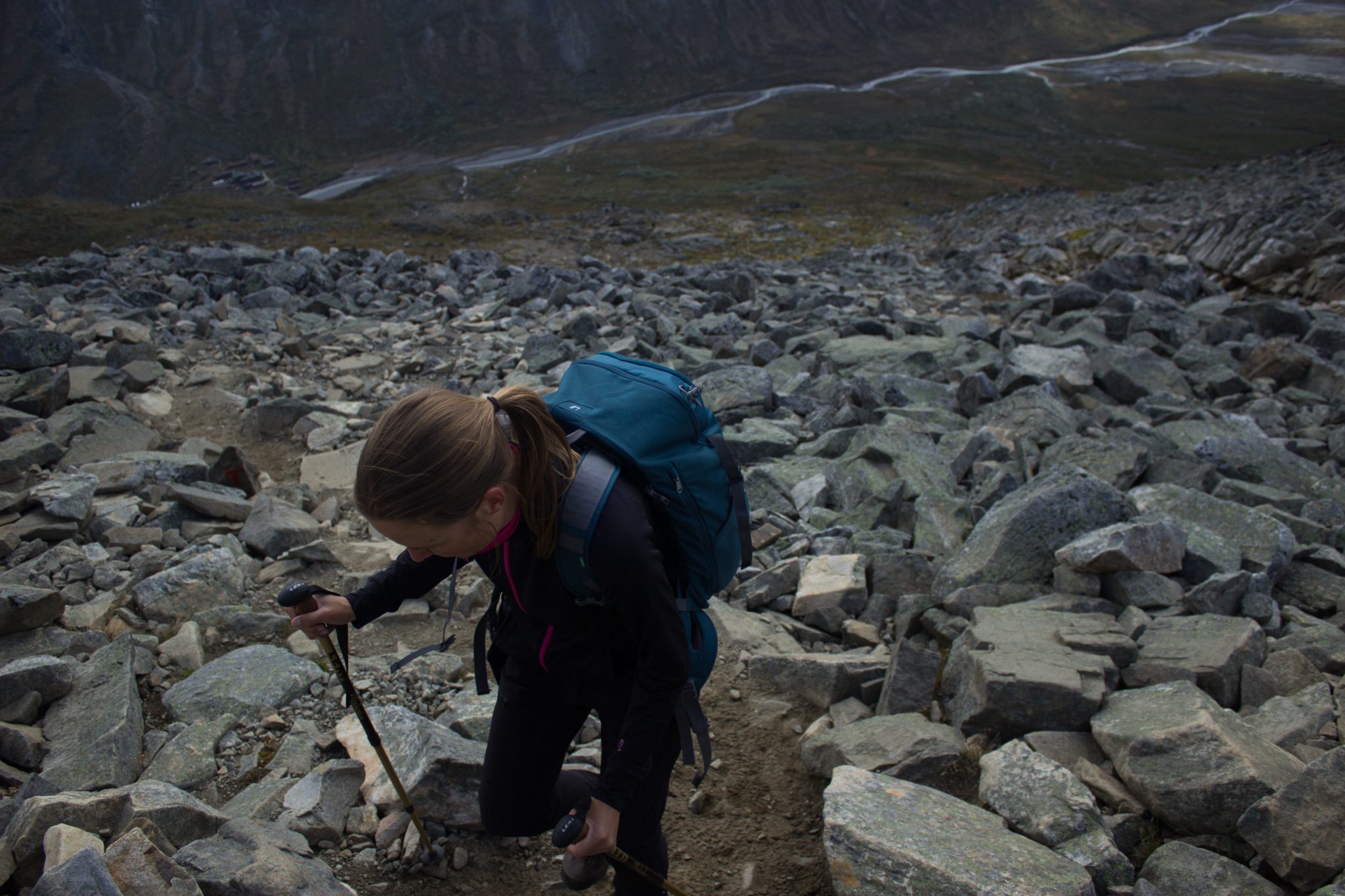 Wanderung auf den höchsten Berg Norwegens - der Galdhøpiggen ab Spiterstulen im Jotunheimen Nationalpark, auch höchster Berg Skandinaviens und Nordeuropas mit 2469 Höhenmetern, Blick auf den Wanderweg auf den Galdhøpiggen über große Steine