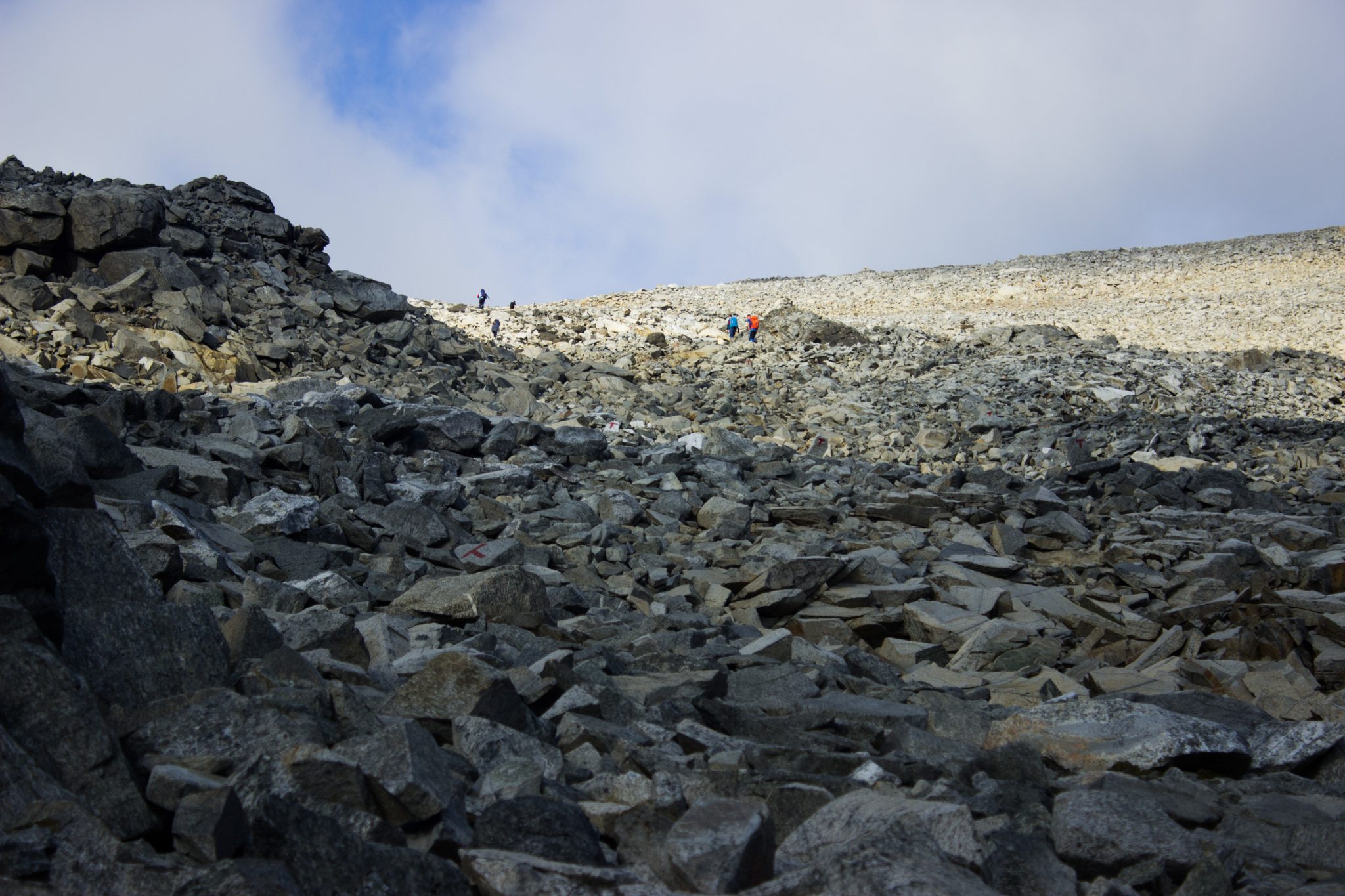 Wanderung auf den höchsten Berg Norwegens - der Galdhøpiggen ab Spiterstulen im Jotunheimen Nationalpark, auch höchster Berg Skandinaviens und Nordeuropas mit 2469 Höhenmetern, Blick auf den Wanderweg auf den Galdhøpiggen über große Steine