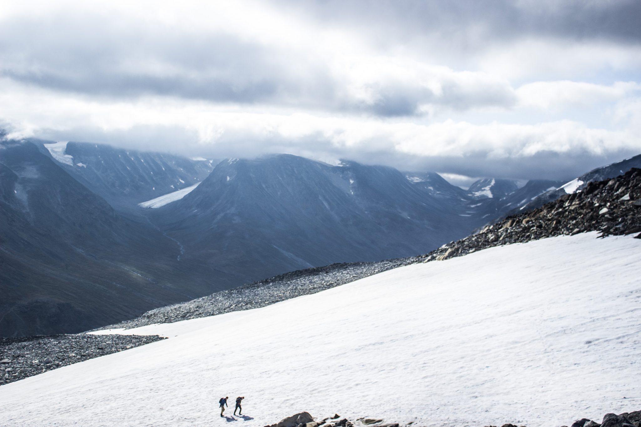 Wanderung auf den höchsten Berg Norwegens - der Galdhøpiggen ab Spiterstulen im Jotunheimen Nationalpark, auch höchster Berg Skandinaviens und Nordeuropas mit 2469 Höhenmetern, Blick auf den Wanderweg auf den Galdhøpiggen über großes Schneefeld