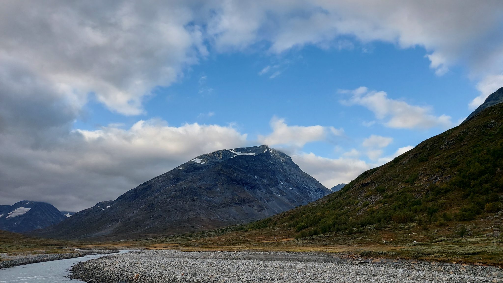 Wanderung auf den höchsten Berg Norwegens - der Galdhøpiggen ab Spiterstulen im Jotunheimen Nationalpark, auch höchster Berg Skandinaviens und Nordeuropas mit 2469 Höhenmetern, im Tal Spiterstulen Blick auf den Fluss