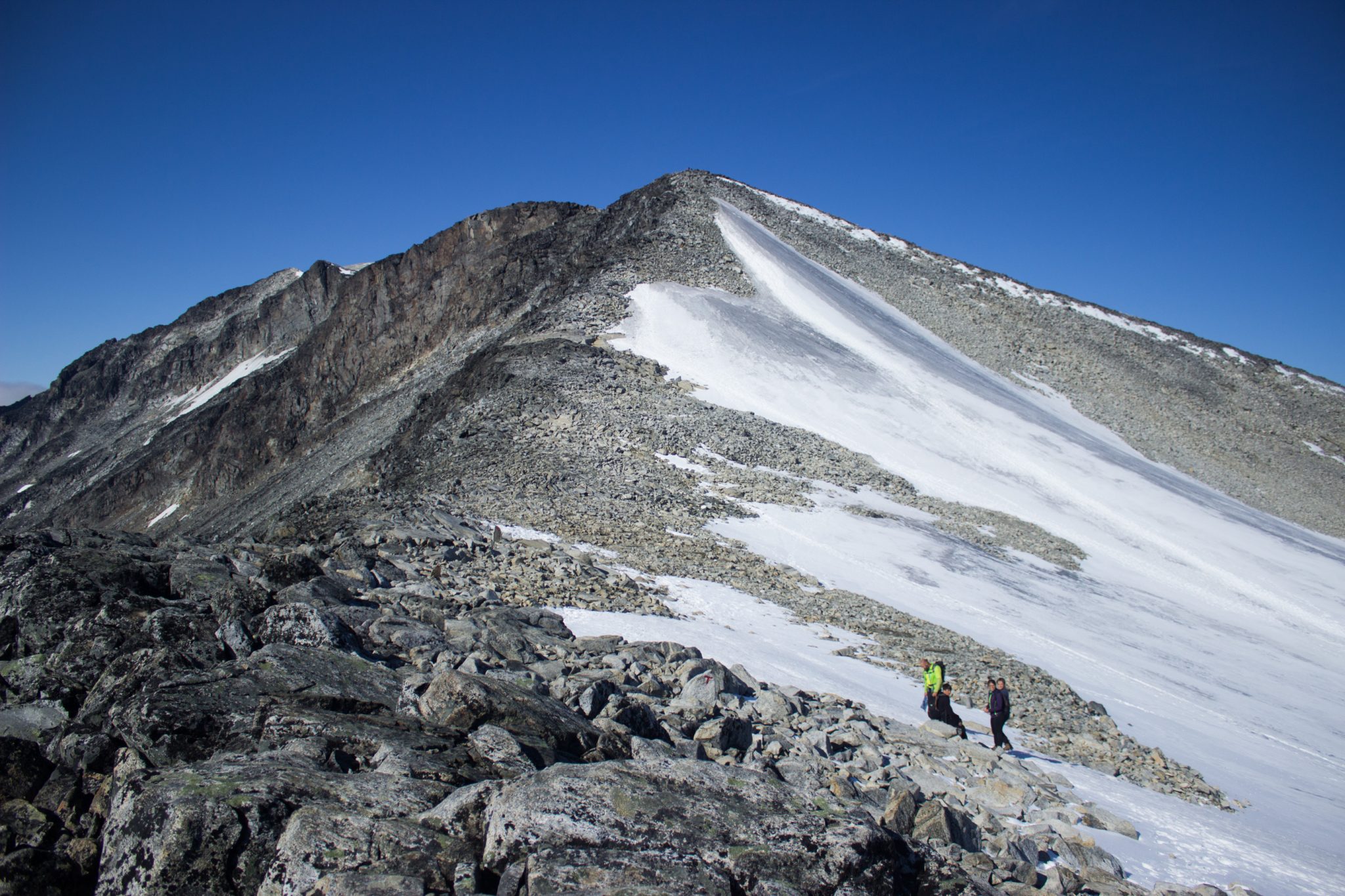 Wanderung auf den höchsten Berg Norwegens - der Galdhøpiggen ab Spiterstulen im Jotunheimen Nationalpark, auch höchster Berg Skandinaviens und Nordeuropas mit 2469 Höhenmetern, Blick auf den Wanderweg auf den Galdhøpiggen