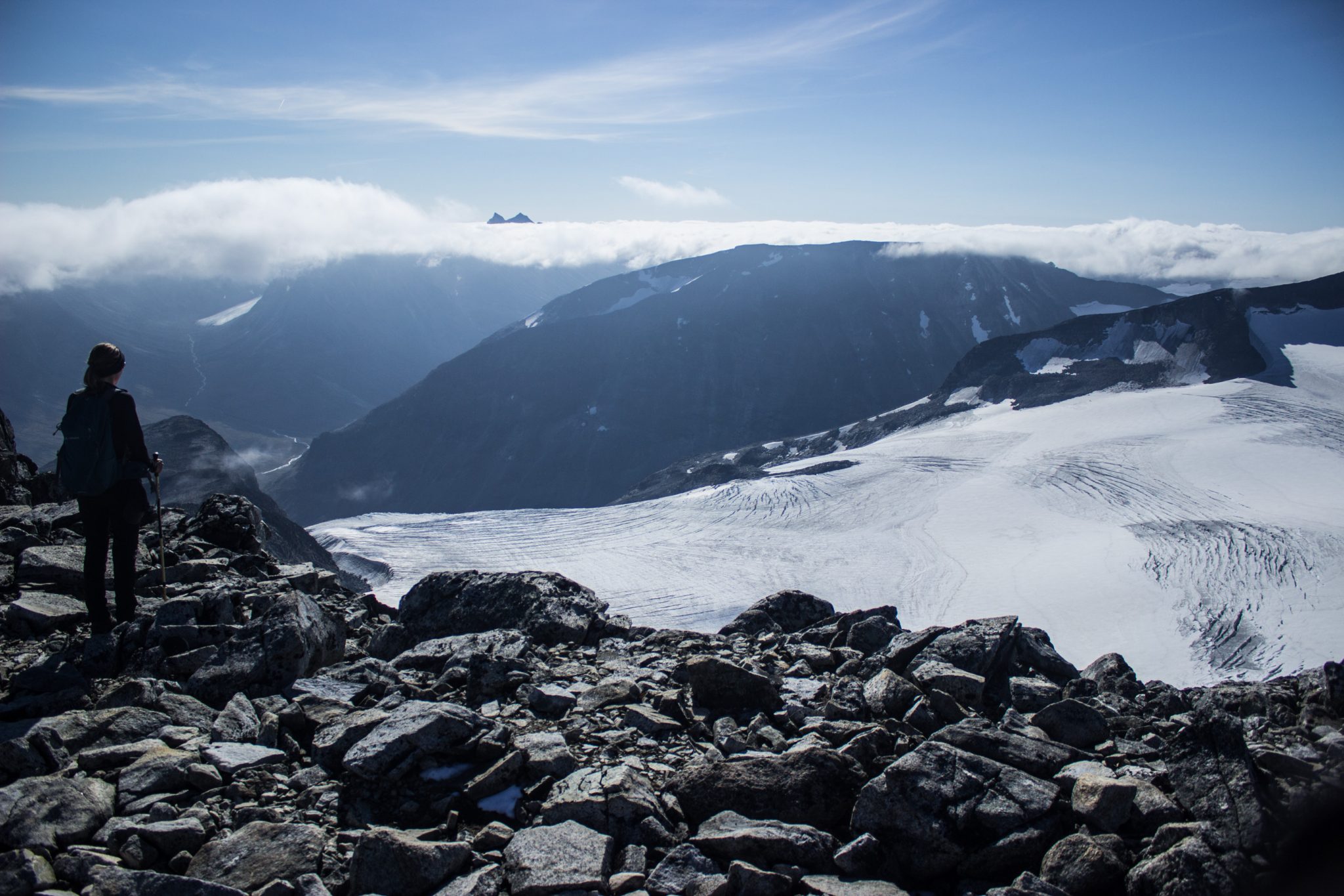 Wanderung auf den höchsten Berg Norwegens - der Galdhøpiggen ab Spiterstulen im Jotunheimen Nationalpark, auch höchster Berg Skandinaviens und Nordeuropas mit 2469 Höhenmetern, Wanderer genießt beeindruckende Aussicht auf die Bergwelt