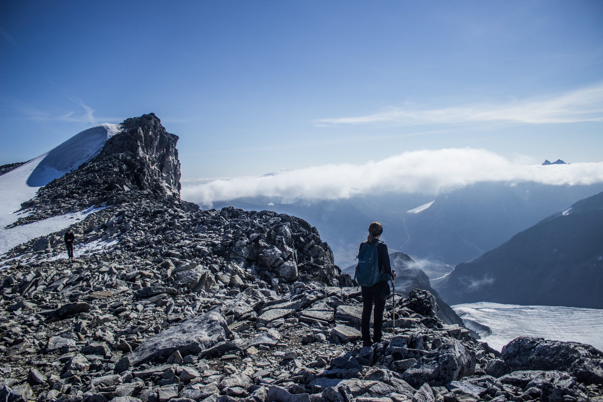 Wanderung auf den höchsten Berg Norwegens - der Galdhøpiggen ab Spiterstulen im Jotunheimen Nationalpark, auch höchster Berg Skandinaviens und Nordeuropas mit 2469 Höhenmetern, Wanderer genießt beeindruckende Aussicht auf die Bergwelt