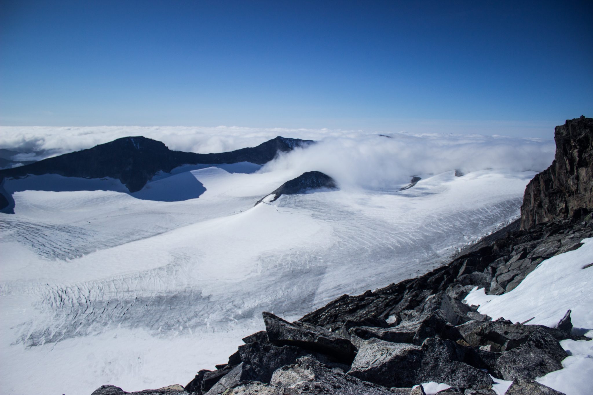 Wanderung auf den höchsten Berg Norwegens - der Galdhøpiggen ab Spiterstulen im Jotunheimen Nationalpark, auch höchster Berg Skandinaviens und Nordeuropas mit 2469 Höhenmetern, Wanderer genießen beeindruckende Aussicht auf die Bergwelt