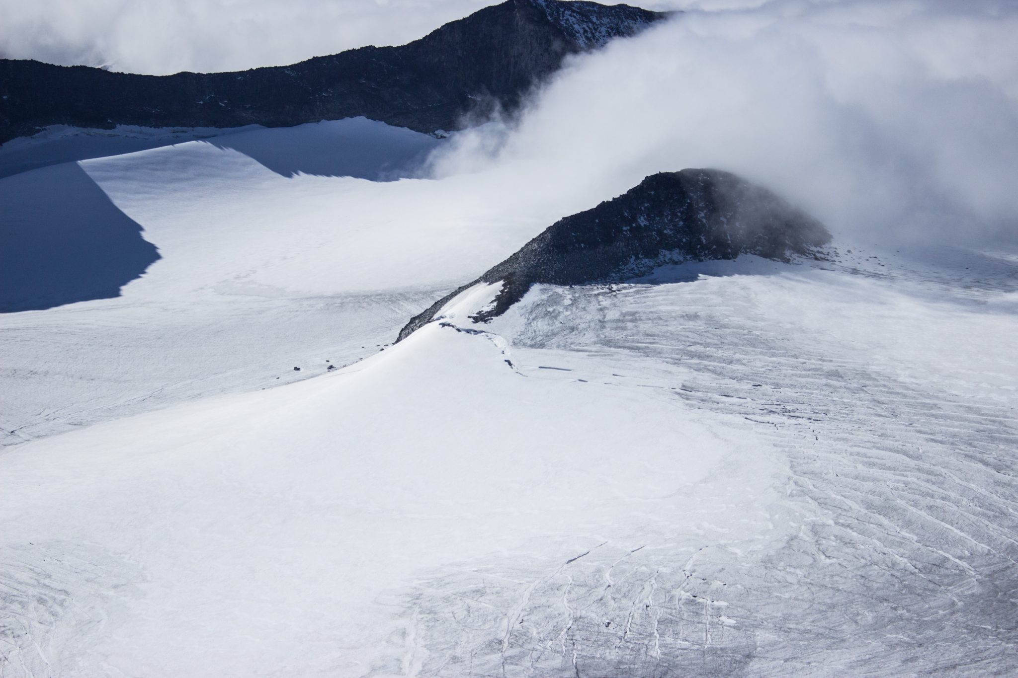 Wanderung auf den höchsten Berg Norwegens - der Galdhøpiggen ab Spiterstulen im Jotunheimen Nationalpark, auch höchster Berg Skandinaviens und Nordeuropas mit 2469 Höhenmetern, Blick auf riesige Gletscher