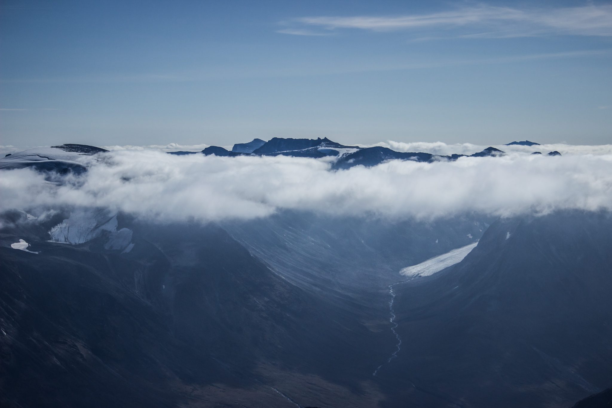 Wanderung auf den höchsten Berg Norwegens - der Galdhøpiggen ab Spiterstulen im Jotunheimen Nationalpark, auch höchster Berg Skandinaviens und Nordeuropas mit 2469 Höhenmetern, Wanderer genießen beeindruckende Aussicht auf die Bergwelt