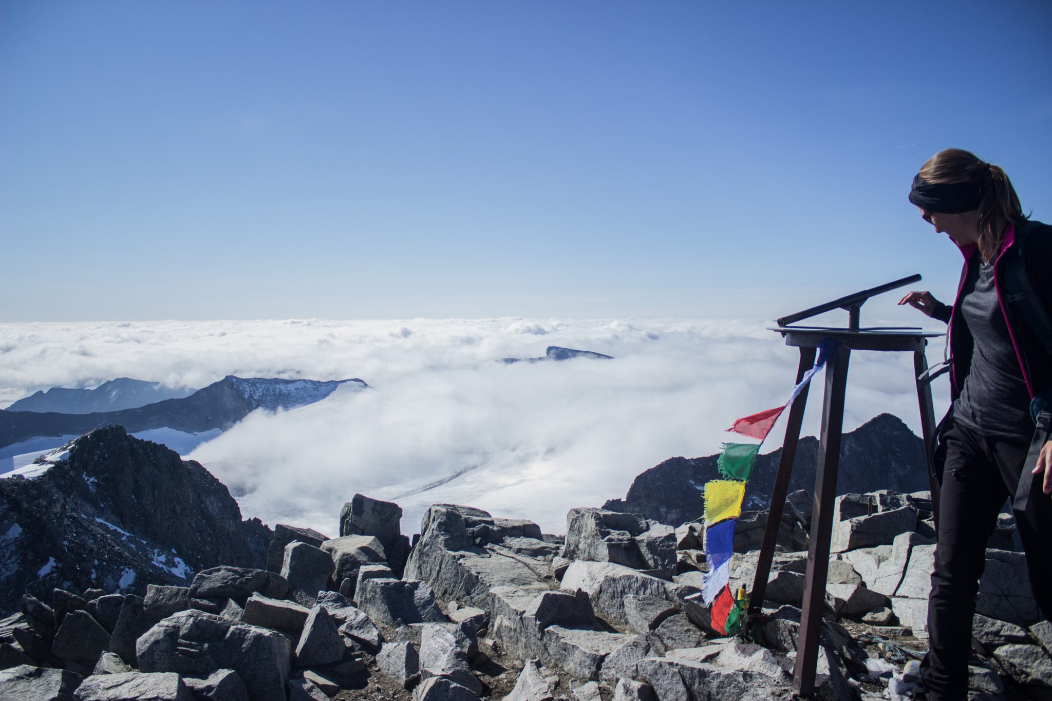 Wanderung auf den höchsten Berg Norwegens - der Galdhøpiggen ab Spiterstulen im Jotunheimen Nationalpark, auch höchster Berg Skandinaviens und Nordeuropas mit 2469 Höhenmetern, Wanderer genießen beeindruckende Aussicht auf die Bergwelt am Gipfel des Galdhøpiggen