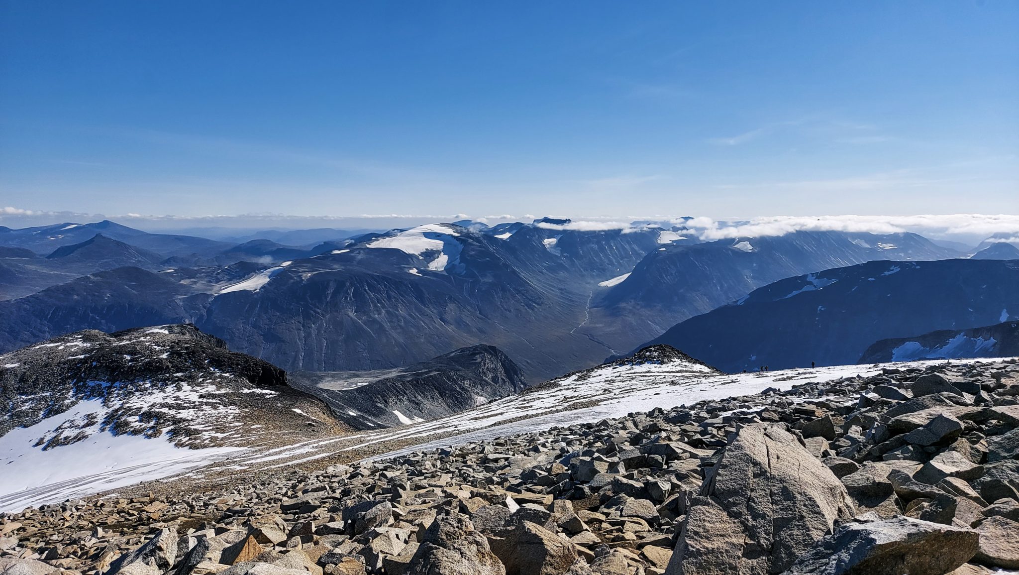 Wanderung auf den höchsten Berg Norwegens - der Galdhøpiggen ab Spiterstulen im Jotunheimen Nationalpark, auch höchster Berg Skandinaviens und Nordeuropas mit 2469 Höhenmetern, Wanderer genießen beeindruckende Aussicht auf die Bergwelt am Gipfel des Galdhøpiggen