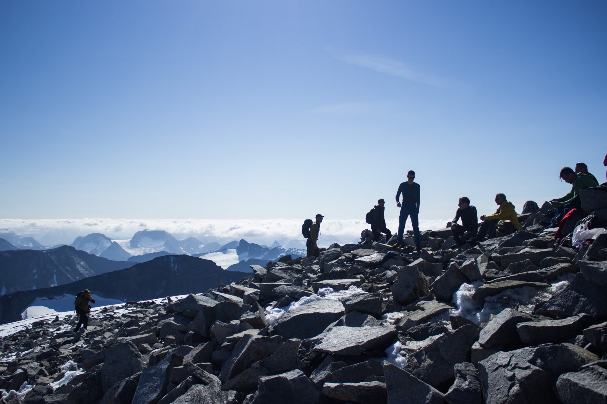 Wanderung auf den höchsten Berg Norwegens - der Galdhøpiggen ab Spiterstulen im Jotunheimen Nationalpark, auch höchster Berg Skandinaviens und Nordeuropas mit 2469 Höhenmetern, Wanderer genießen beeindruckende Aussicht auf die Bergwelt am Gipfel des Galdhøpiggen