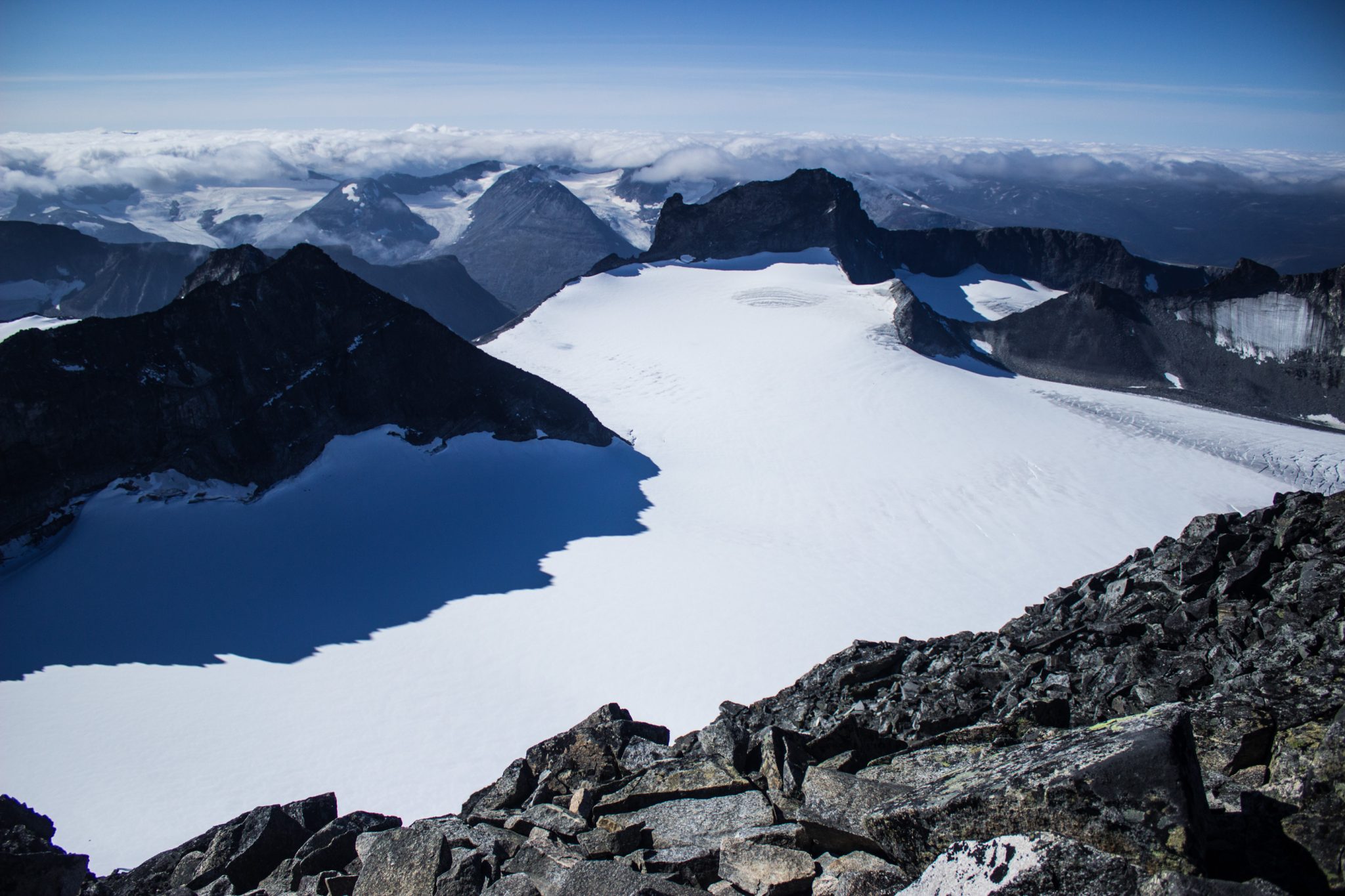 Wanderung auf den höchsten Berg Norwegens - der Galdhøpiggen ab Spiterstulen im Jotunheimen Nationalpark, auch höchster Berg Skandinaviens und Nordeuropas mit 2469 Höhenmetern, Wanderer genießen beeindruckende Aussicht auf die Bergwelt am Gipfel des Galdhøpiggen