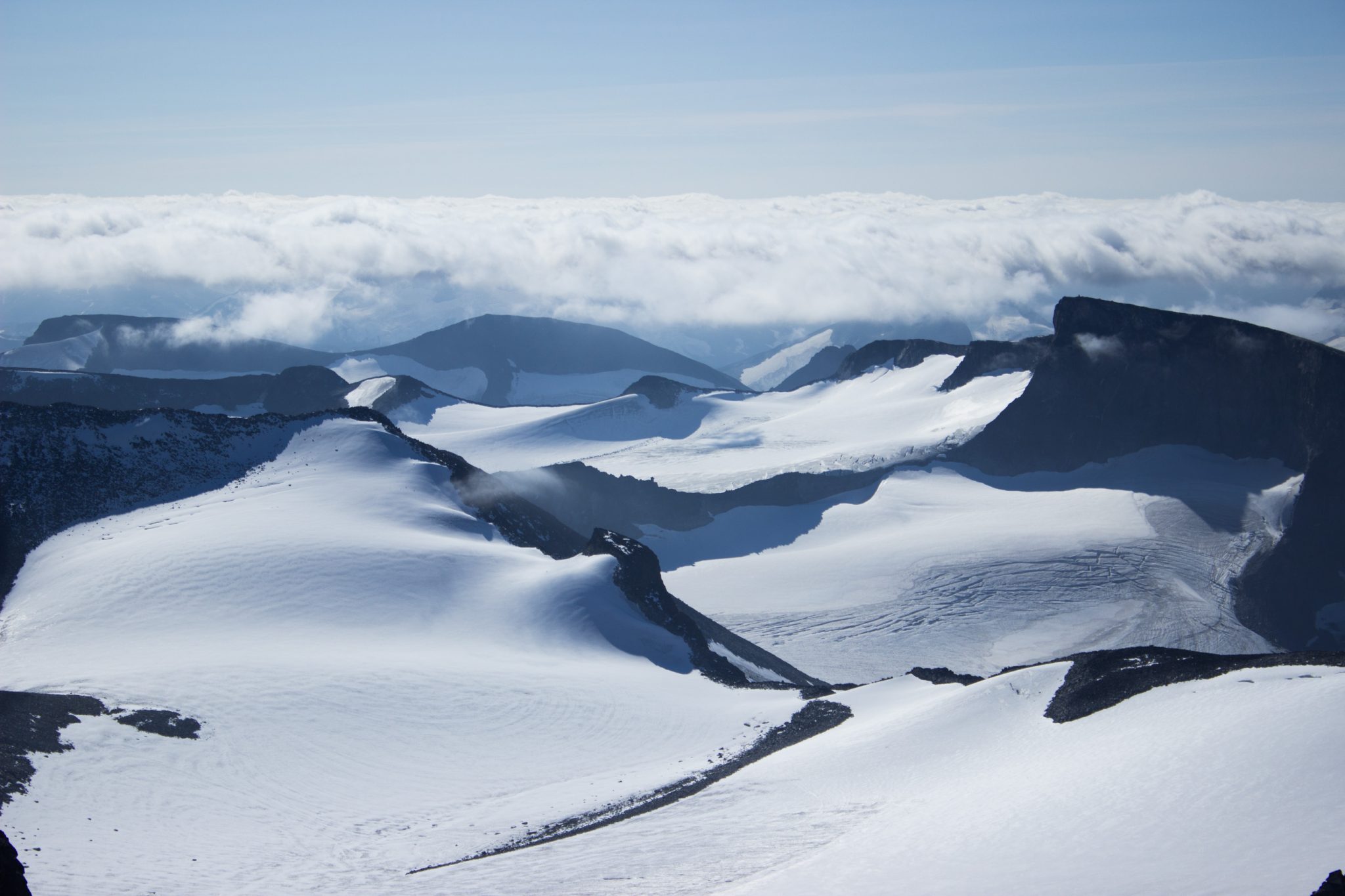 Wanderung auf den höchsten Berg Norwegens - der Galdhøpiggen ab Spiterstulen im Jotunheimen Nationalpark, auch höchster Berg Skandinaviens und Nordeuropas mit 2469 Höhenmetern, Wanderer genießen beeindruckende Aussicht auf die Bergwelt am Gipfel des Galdhøpiggen