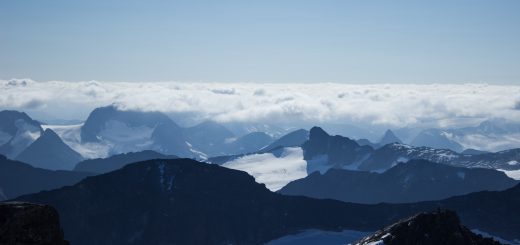 Wanderung auf den höchsten Berg Norwegens - der Galdhøpiggen ab Spiterstulen im Jotunheimen Nationalpark, auch höchster Berg Skandinaviens und Nordeuropas mit 2469 Höhenmetern, Wanderer genießen beeindruckende Aussicht auf die Bergwelt am Gipfel des Galdhøpiggen bei schönstem Sonnenschein