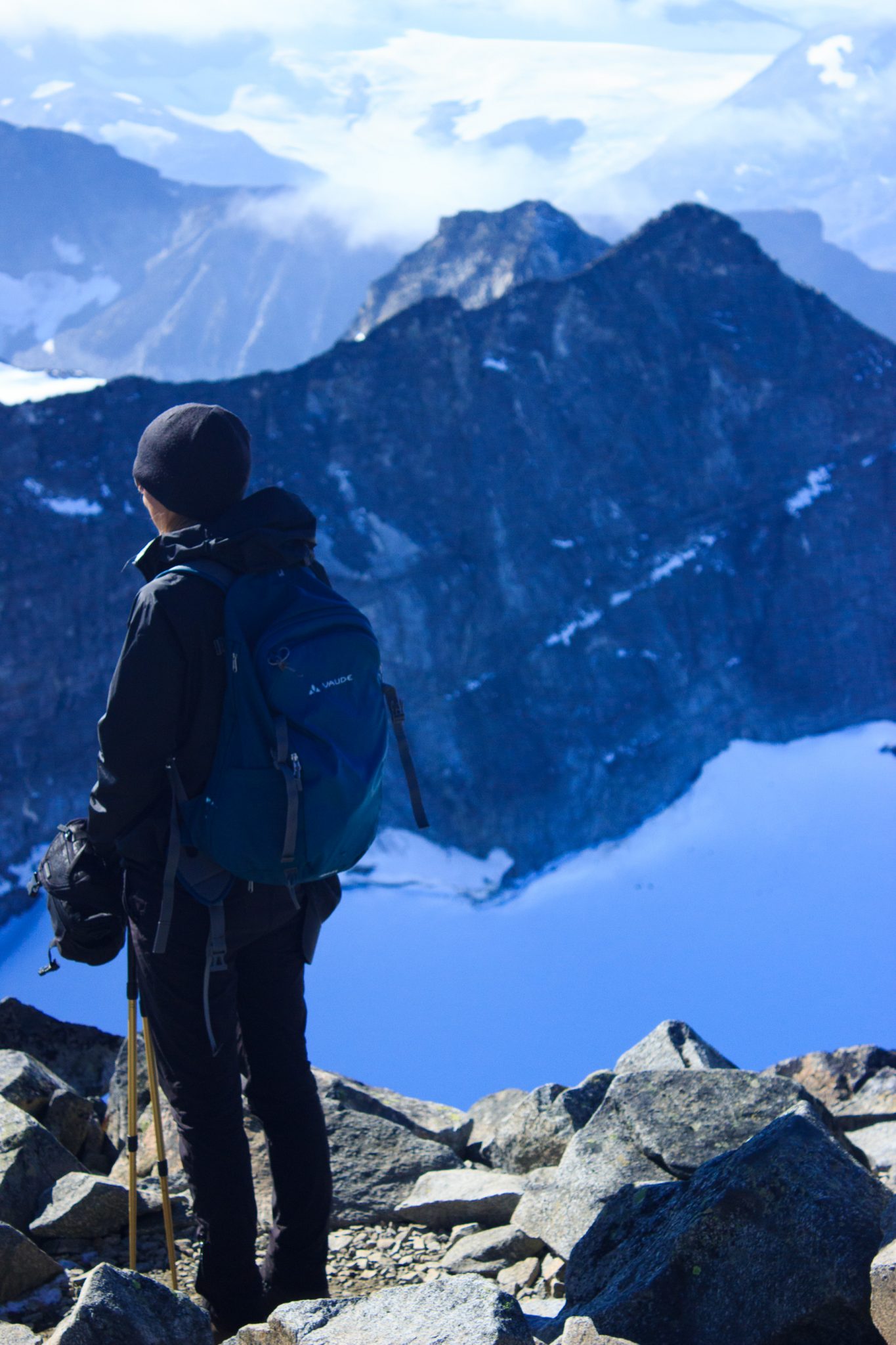 Wanderung auf den höchsten Berg Norwegens - der Galdhøpiggen ab Spiterstulen im Jotunheimen Nationalpark, auch höchster Berg Skandinaviens und Nordeuropas mit 2469 Höhenmetern, Wanderer genießen beeindruckende Aussicht auf die Bergwelt am Gipfel des Galdhøpiggen bei schönstem Sonnenschein