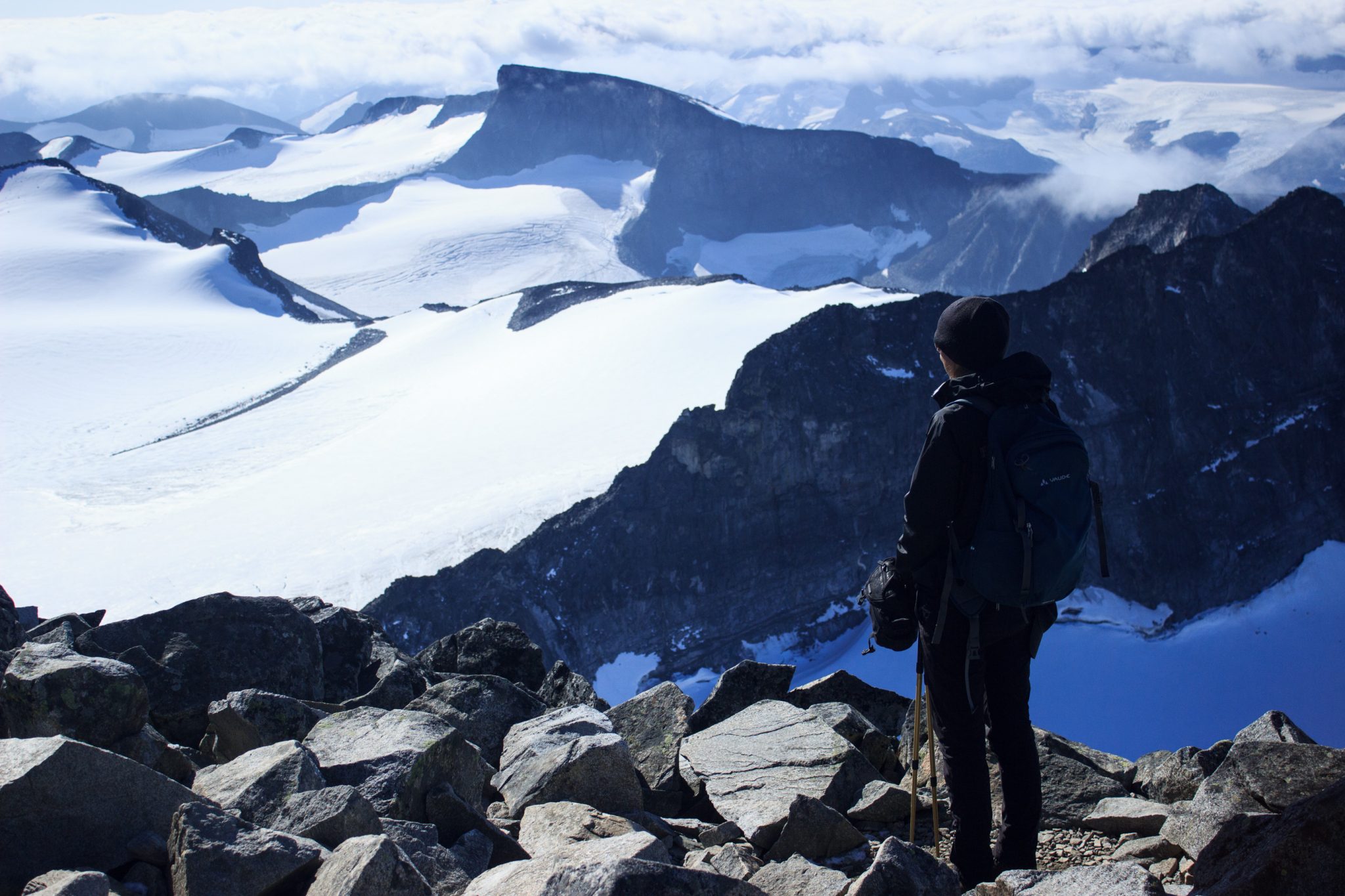 Wanderung auf den höchsten Berg Norwegens - der Galdhøpiggen ab Spiterstulen im Jotunheimen Nationalpark, auch höchster Berg Skandinaviens und Nordeuropas mit 2469 Höhenmetern, Wanderer genießen beeindruckende Aussicht auf die Bergwelt am Gipfel des Galdhøpiggen bei schönstem Sonnenschein