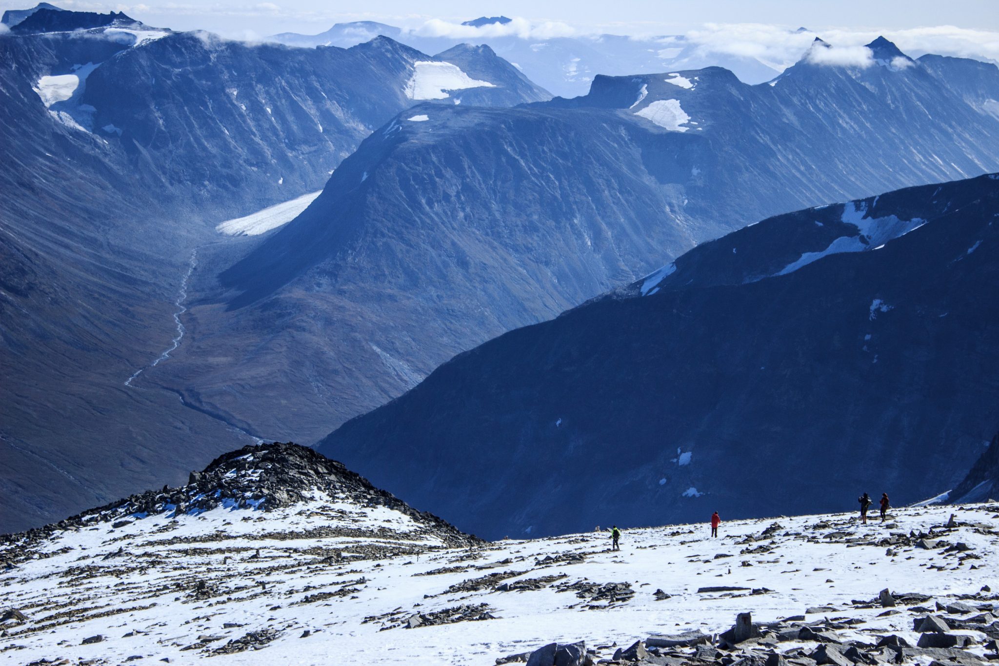 Wanderung auf den höchsten Berg Norwegens - der Galdhøpiggen ab Spiterstulen im Jotunheimen Nationalpark, auch höchster Berg Skandinaviens und Nordeuropas mit 2469 Höhenmetern, Wanderer genießen beeindruckende Aussicht auf die Bergwelt am Gipfel des Galdhøpiggen bei schönstem Sonnenschein