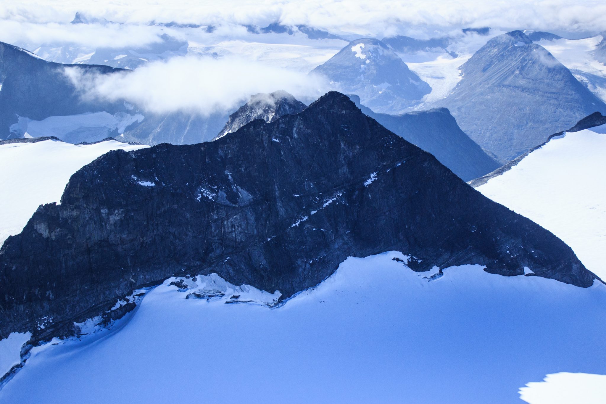 Wanderung auf den höchsten Berg Norwegens - der Galdhøpiggen ab Spiterstulen im Jotunheimen Nationalpark, auch höchster Berg Skandinaviens und Nordeuropas mit 2469 Höhenmetern, Wanderer genießen beeindruckende Aussicht auf die Bergwelt am Gipfel des Galdhøpiggen bei schönstem Sonnenschein