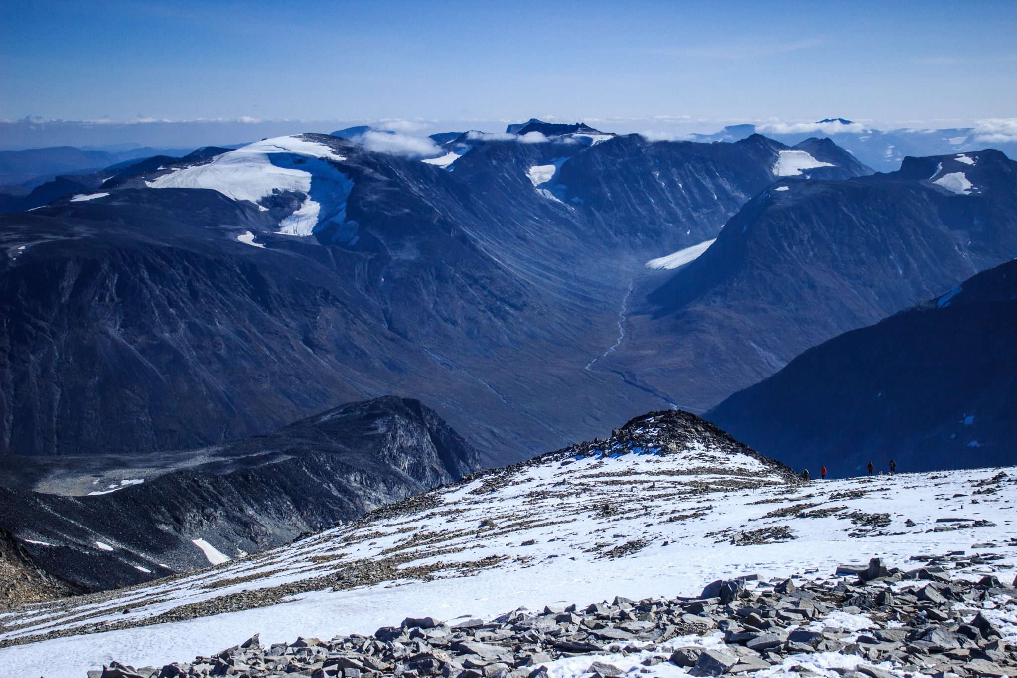 Wanderung auf den höchsten Berg Norwegens - der Galdhøpiggen ab Spiterstulen im Jotunheimen Nationalpark, auch höchster Berg Skandinaviens und Nordeuropas mit 2469 Höhenmetern, Wanderer genießen beeindruckende Aussicht auf die Bergwelt am Gipfel des Galdhøpiggen