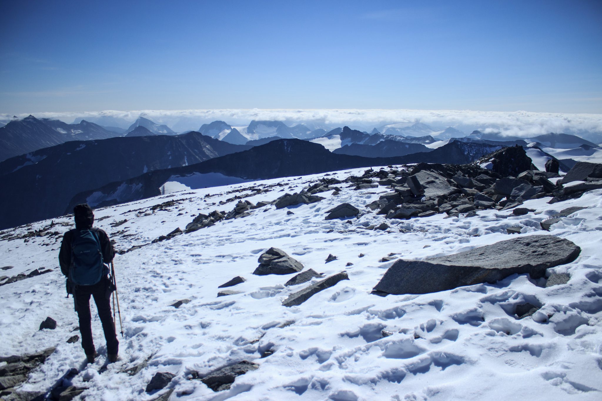 Wanderung auf den höchsten Berg Norwegens - der Galdhøpiggen ab Spiterstulen im Jotunheimen Nationalpark, auch höchster Berg Skandinaviens und Nordeuropas mit 2469 Höhenmetern, Wanderer genießen beeindruckende Aussicht auf die Bergwelt am Gipfel des Galdhøpiggen bei schönstem Sonnenschein