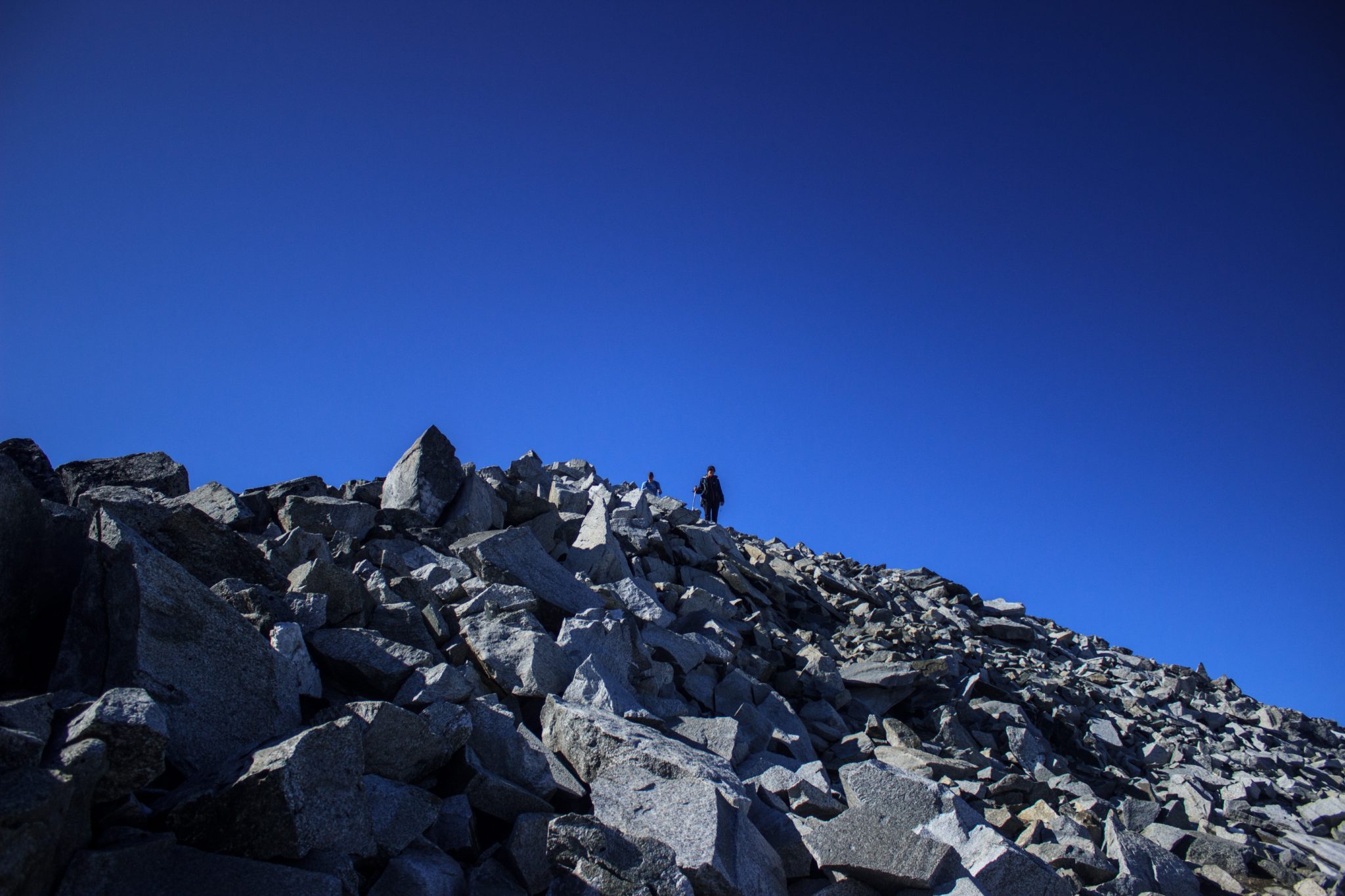 Wanderung auf den höchsten Berg Norwegens - der Galdhøpiggen ab Spiterstulen im Jotunheimen Nationalpark, auch höchster Berg Skandinaviens und Nordeuropas mit 2469 Höhenmetern, Blick auf Wanderweg zum Galdhøpiggen über große Geröllfelder