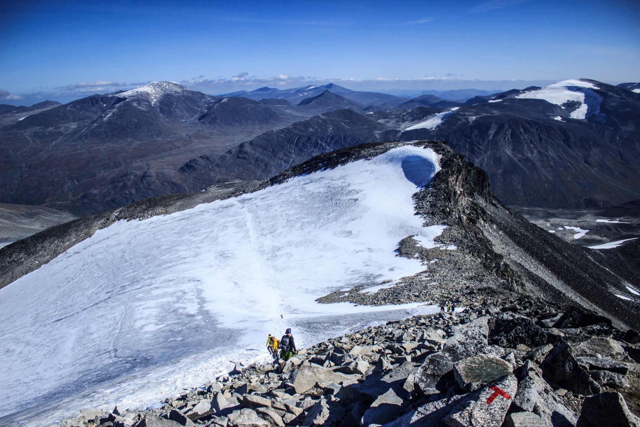 Wanderung auf den höchsten Berg Norwegens - der Galdhøpiggen ab Spiterstulen im Jotunheimen Nationalpark, auch höchster Berg Skandinaviens und Nordeuropas mit 2469 Höhenmetern, Blick auf Wanderweg zum Galdhøpiggen über große Geröllfelder