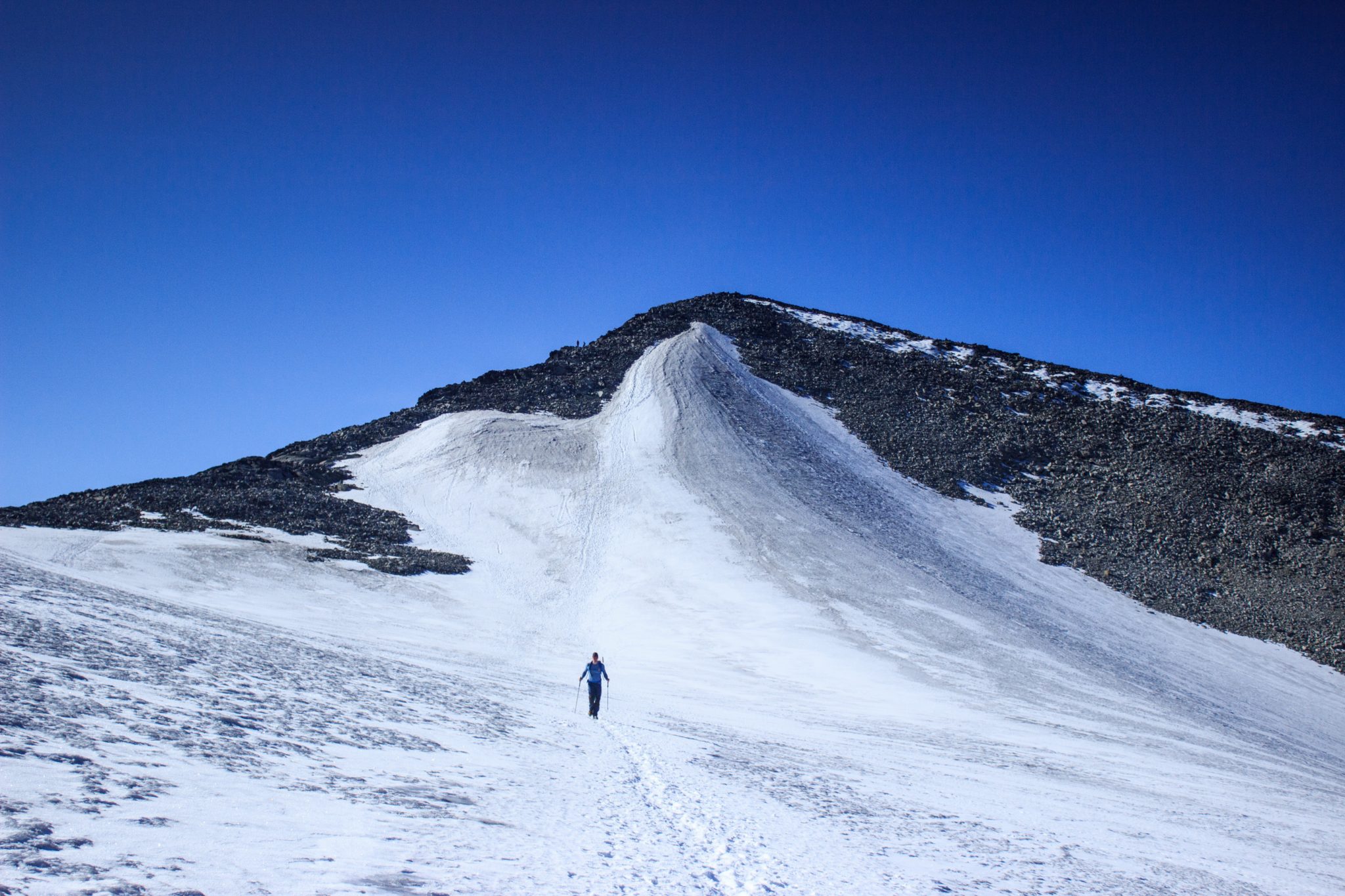 Wanderung auf den höchsten Berg Norwegens - der Galdhøpiggen ab Spiterstulen im Jotunheimen Nationalpark, auch höchster Berg Skandinaviens und Nordeuropas mit 2469 Höhenmetern, Wanderweg führt über Schneefeld, kann aber auch umgangen werden