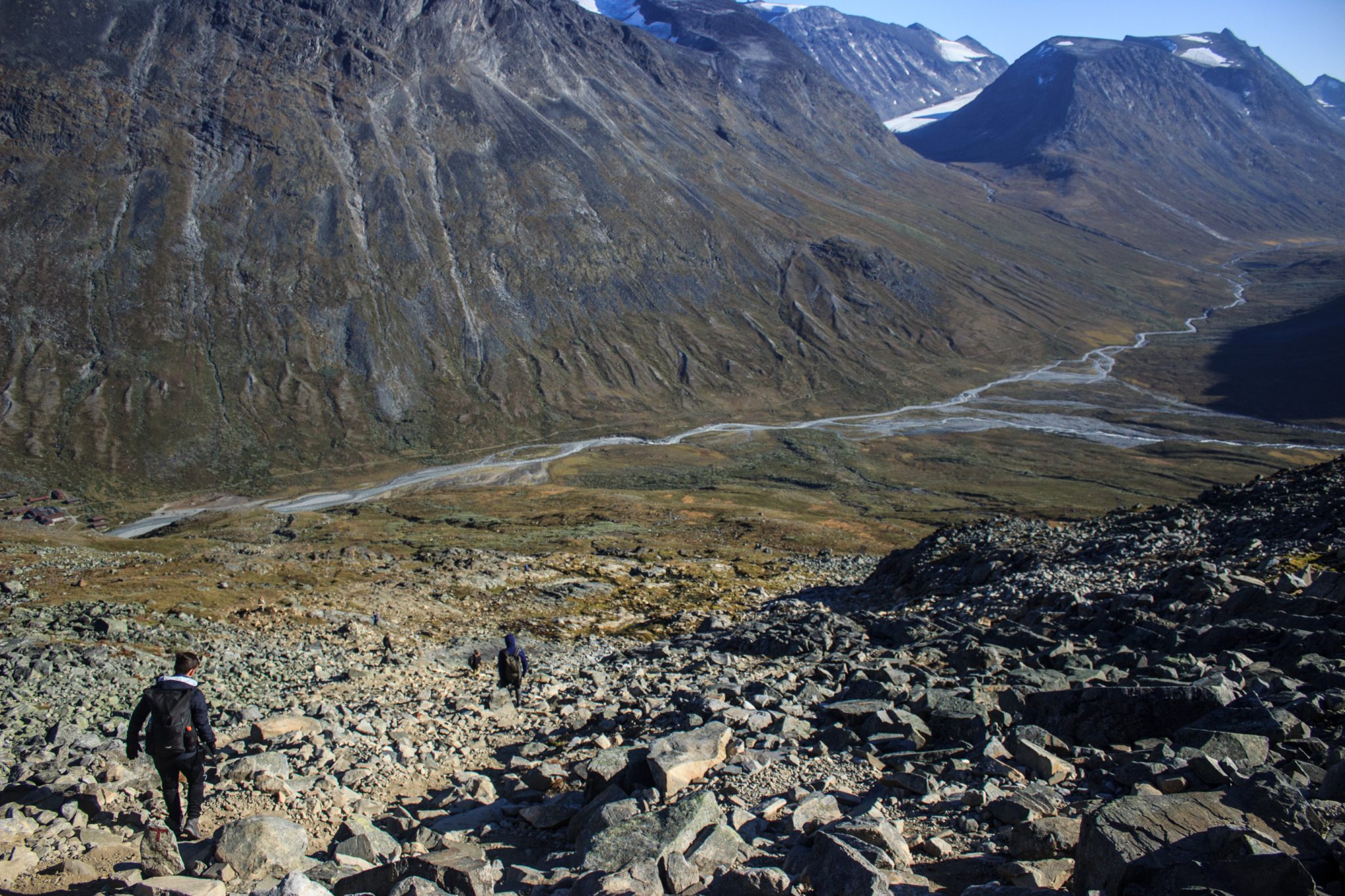 Wanderung auf den höchsten Berg Norwegens - der Galdhøpiggen ab Spiterstulen im Jotunheimen Nationalpark, auch höchster Berg Skandinaviens und Nordeuropas mit 2469 Höhenmetern, Blick auf den Wanderweg auf den Galdhøpiggen über große Steine