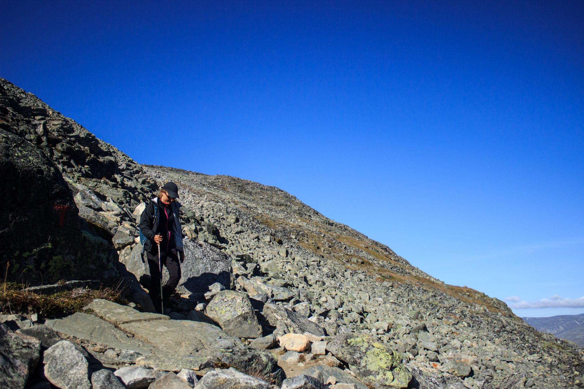 Wanderung auf den höchsten Berg Norwegens - der Galdhøpiggen ab Spiterstulen im Jotunheimen Nationalpark, auch höchster Berg Skandinaviens und Nordeuropas mit 2469 Höhenmetern, Blick auf den Wanderweg auf den Galdhøpiggen über große Steine