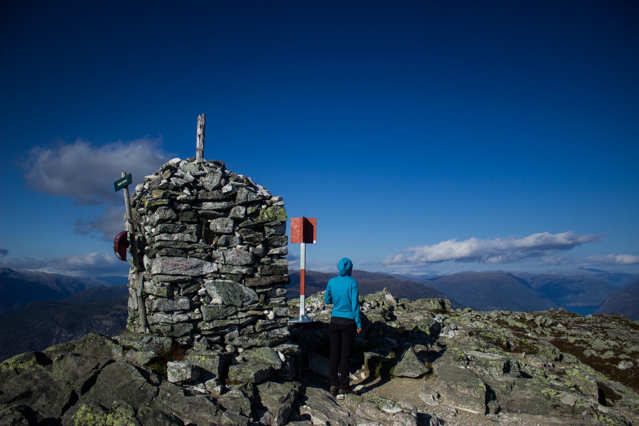 Wanderung auf den Molden mit Aussicht auf den Lustrafjord bei Hafslo in Vestland, Norwegen, Start beim Wanderparkplatz Molden in der Nähe der Sognefjellet Straße, auf dem Gipfel des Molden Berges