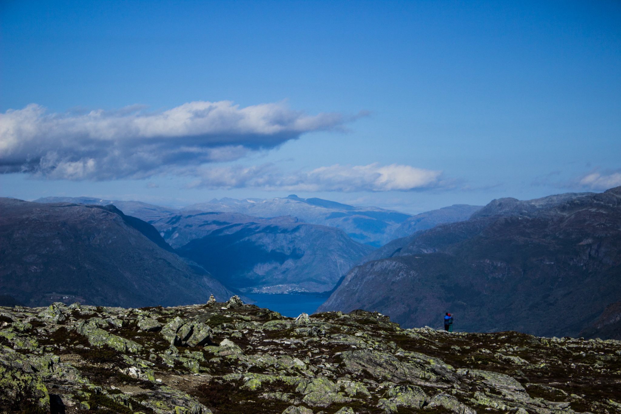 Wanderung auf den Molden mit Aussicht auf den Lustrafjord bei Hafslo in Vestland, Norwegen, Start beim Wanderparkplatz Molden in der Nähe der Sognefjellet Straße, traumhafte Aussichten während des Rundweges auf dem Molden