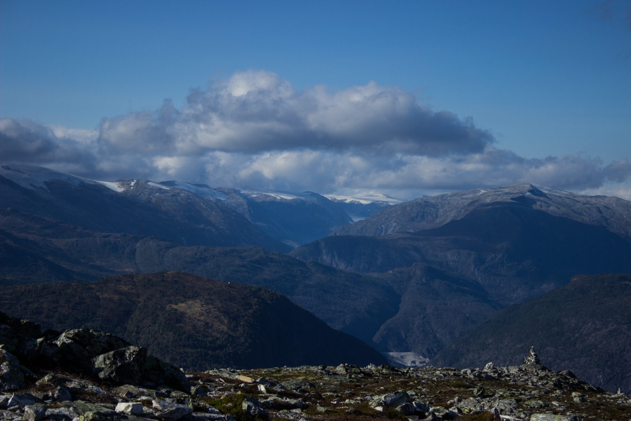 Wanderung auf den Molden mit Aussicht auf den Lustrafjord bei Hafslo in Vestland, Norwegen, Start beim Wanderparkplatz Molden in der Nähe der Sognefjellet Straße, traumhafte Aussichten während des Rundweges auf dem Molden bis zu den Bergen des Jotunheimen Nationalparks