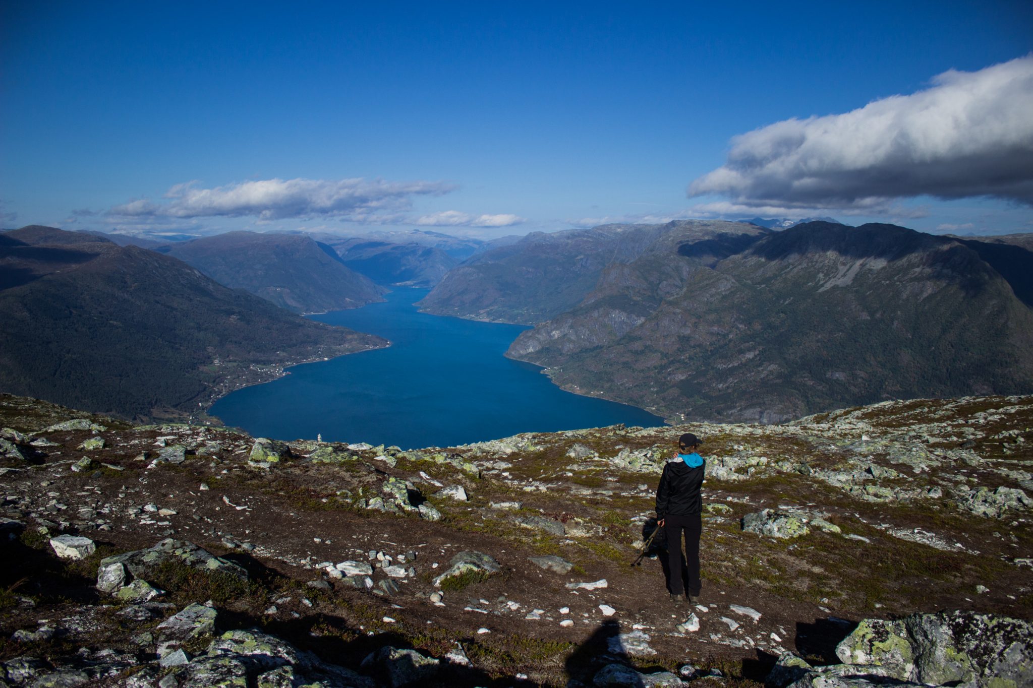 Wanderung auf den Molden mit Aussicht auf den Lustrafjord bei Hafslo in Vestland, Norwegen, Start beim Wanderparkplatz Molden in der Nähe der Sognefjellet Straße, traumhafte Aussichten während des Rundweges auf dem Molden