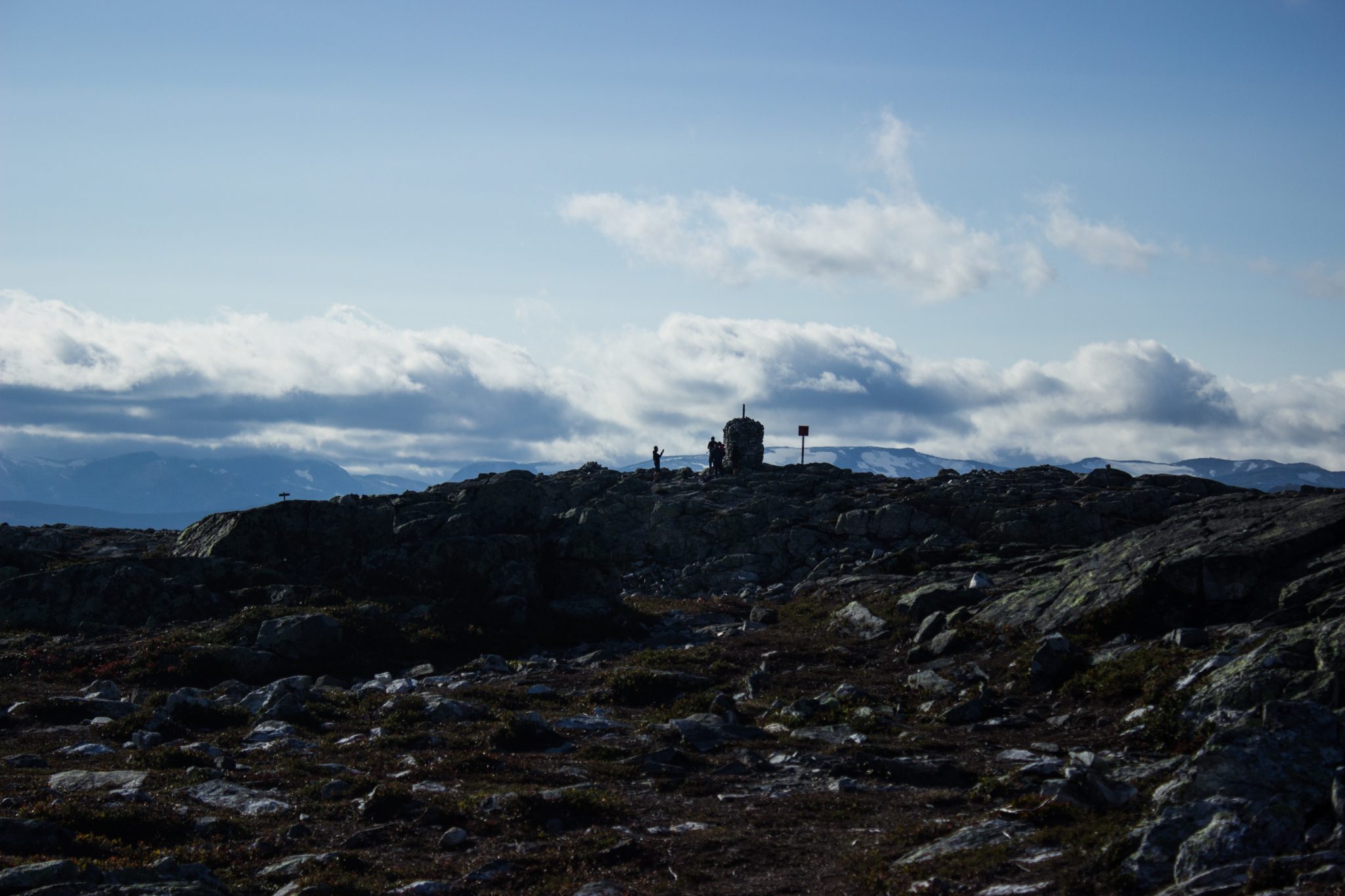 Wanderung auf den Molden mit Aussicht auf den Lustrafjord bei Hafslo in Vestland, Norwegen, Start beim Wanderparkplatz Molden in der Nähe der Sognefjellet Straße