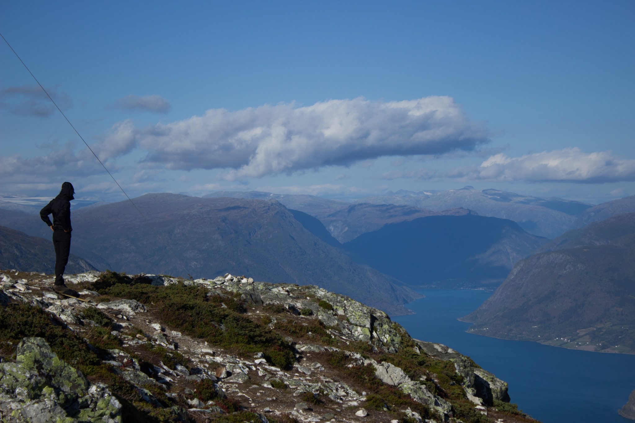 Wanderung auf den Molden mit Aussicht auf den Lustrafjord bei Hafslo in Vestland, Norwegen, Start beim Wanderparkplatz Molden in der Nähe der Sognefjellet Straße, traumhafte Aussichten während des Rundweges auf dem Molden