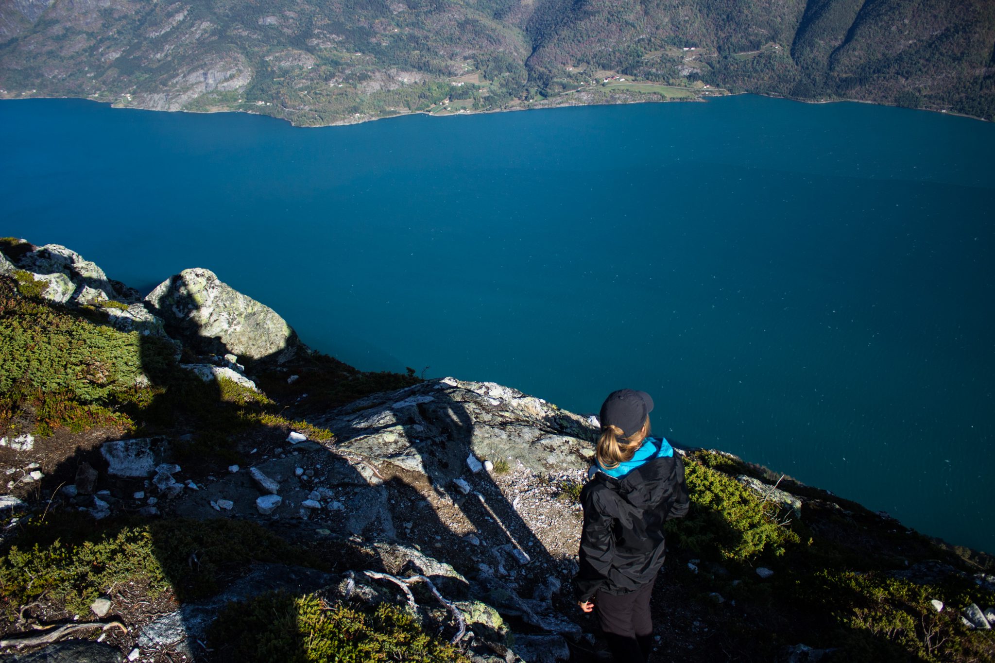 Wanderung auf den Molden mit Aussicht auf den Lustrafjord bei Hafslo in Vestland, Norwegen, Start beim Wanderparkplatz Molden in der Nähe der Sognefjellet Straße, traumhafte Aussichten während des Rundweges auf dem Molden